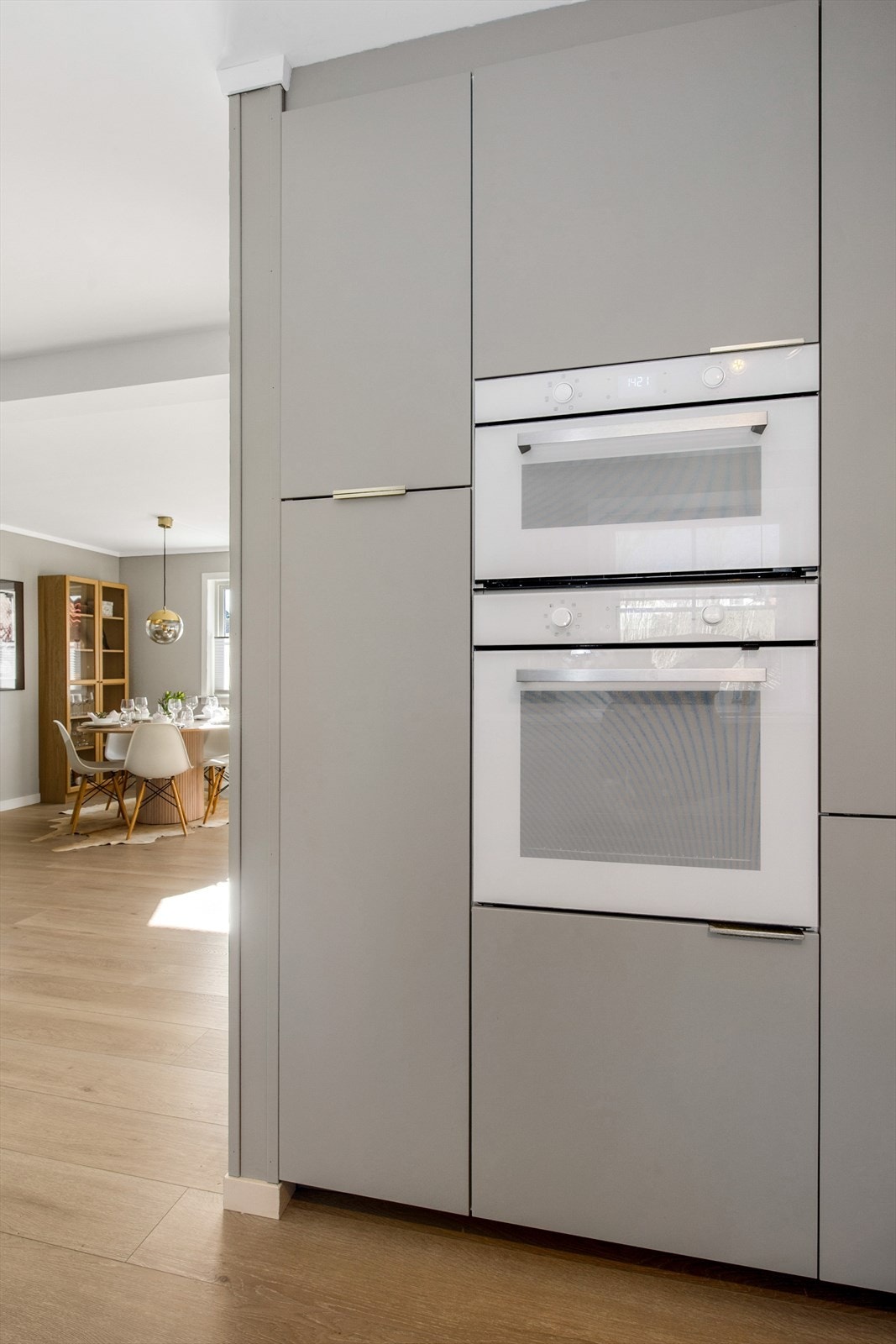 Kjøkken har vegghengt stekeovn og microvn. Galleribilde