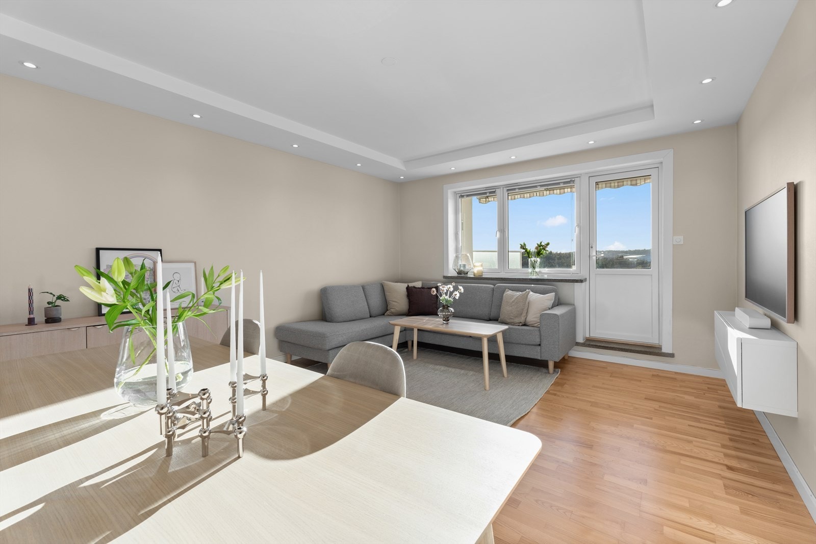 Stuen oppleves som lys og romslig med plass til sofagruppe og spisebord. Galleribilde