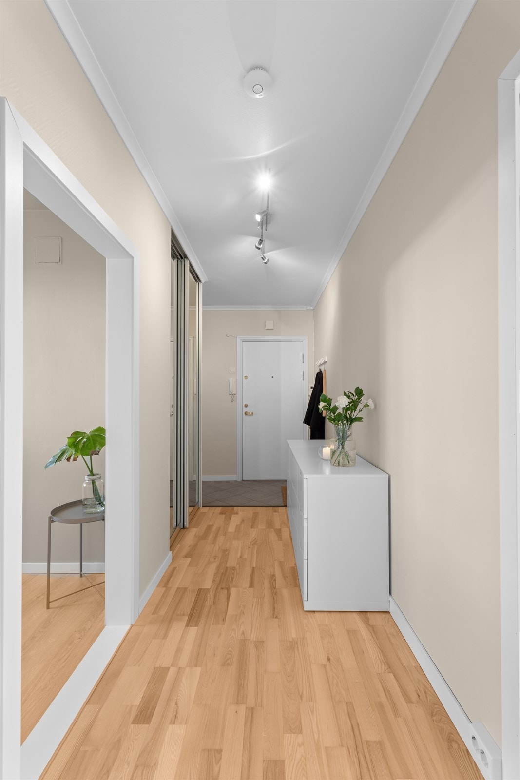 Her er det rikelig med plass i skyvedørsgarderobe til å henge fra seg ytterklær og sko. Galleribilde