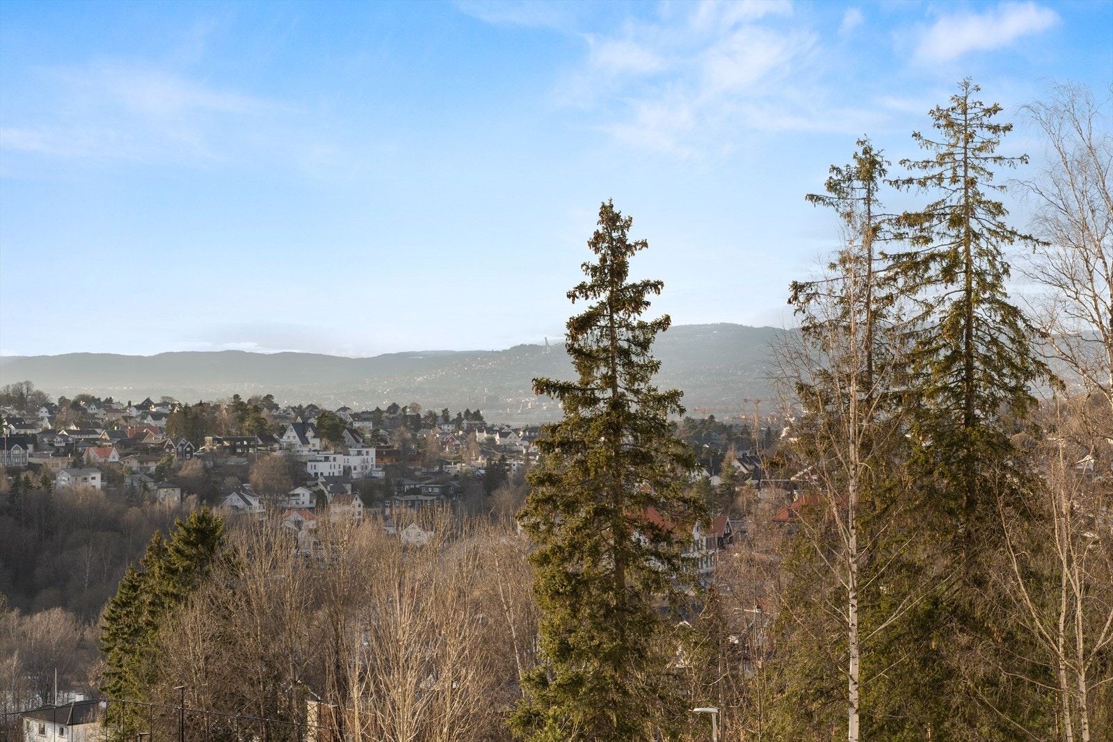 Utsikt mot Holmenkollen fra balkongen. Galleribilde