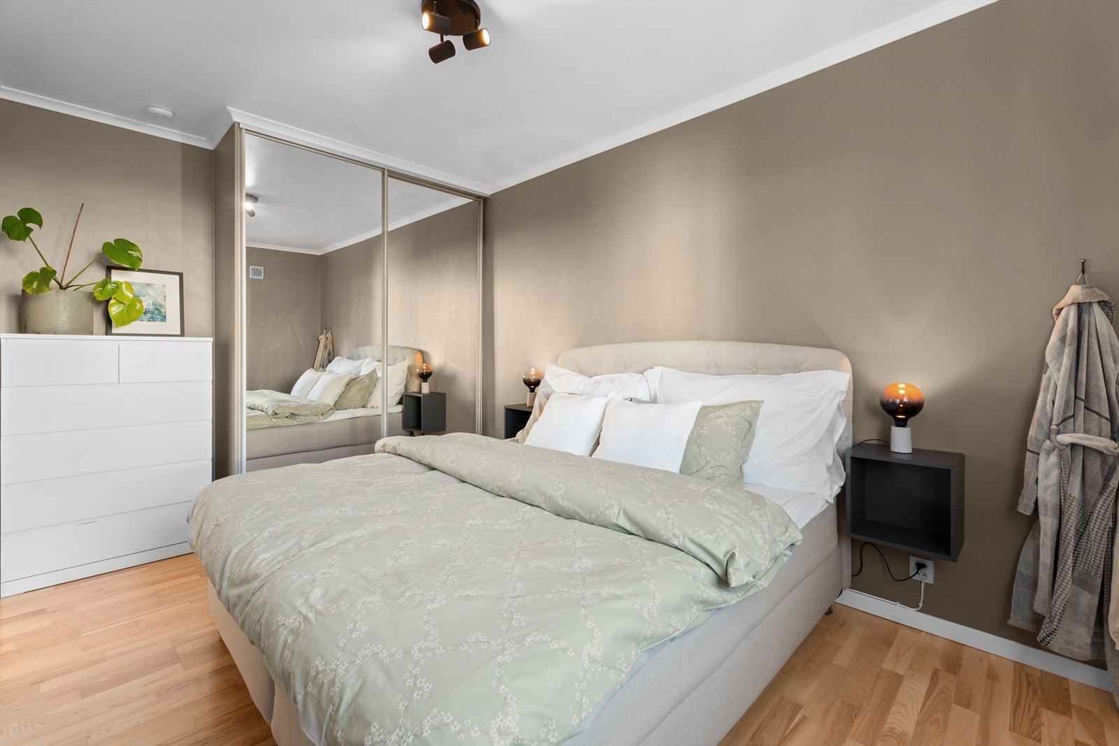 Rommet har også en skyvedørdgarderobe. Galleribilde