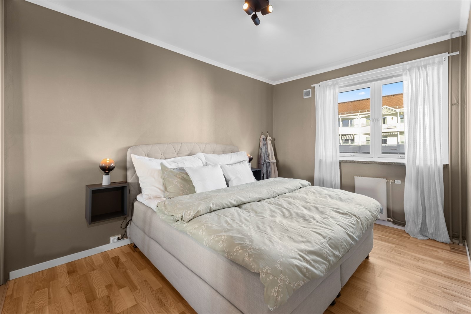 Leiligheten har et soverom med plass til seng og tilhørende nattbord. Galleribilde