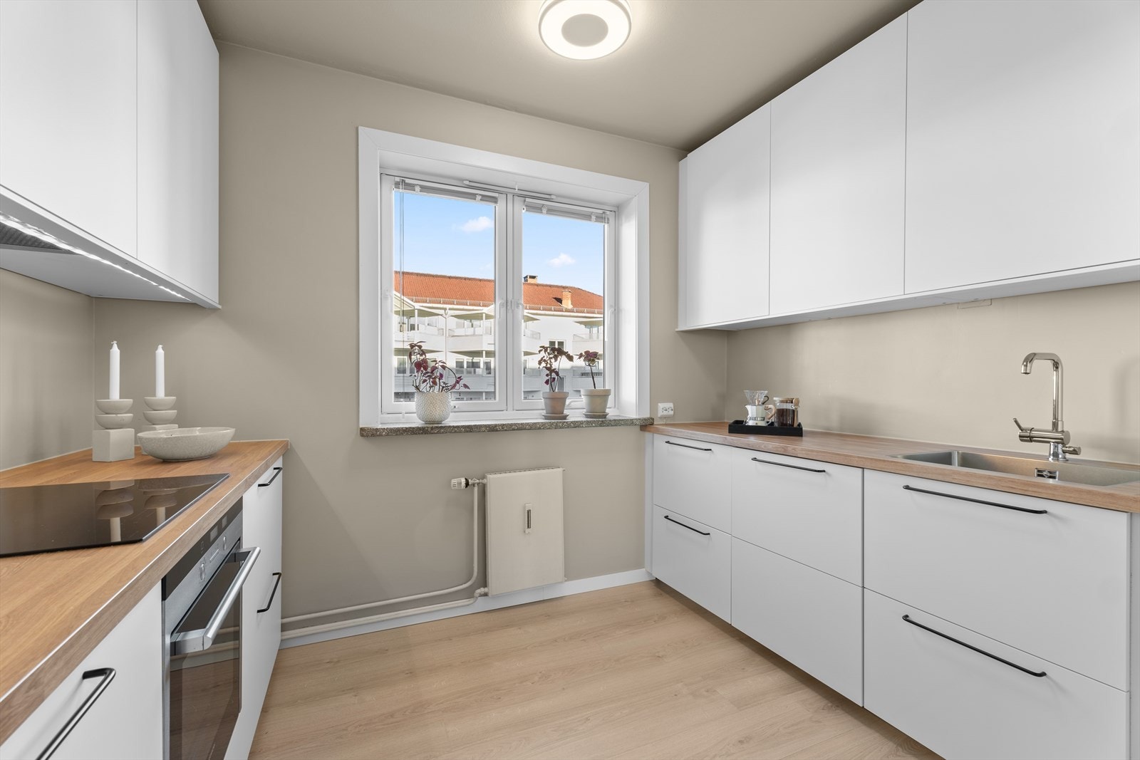 Kjøkkenet har en stilren innredning, nytt i 2023. Galleribilde