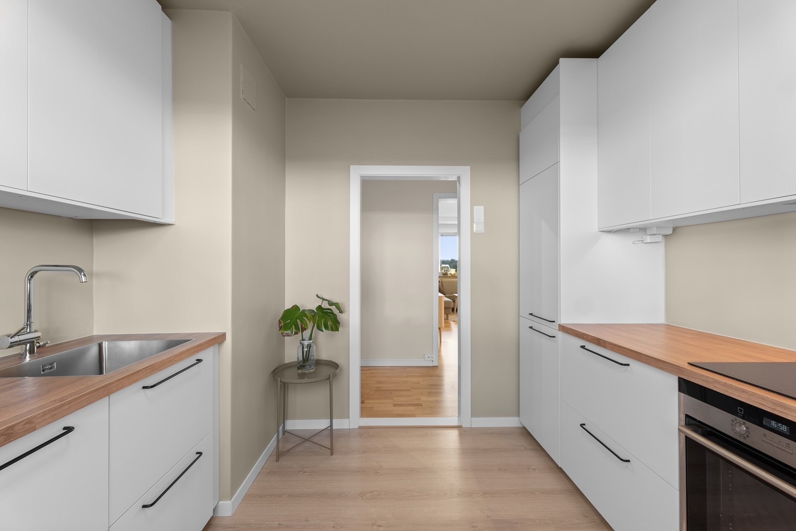 Det er kjøl/fryseskap, oppvaskmaskin, komfyr og induksjonstopp. Galleribilde