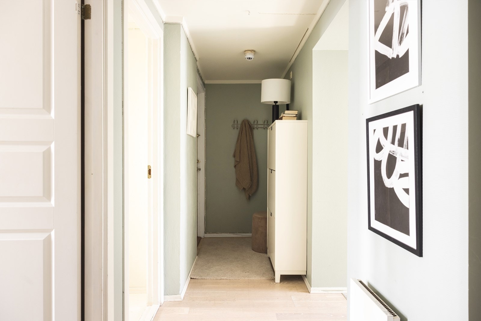 - Velkommen inn! En lys og innbydende entré som gir et godt førsteinntrykk av leiligheten - Galleribilde
