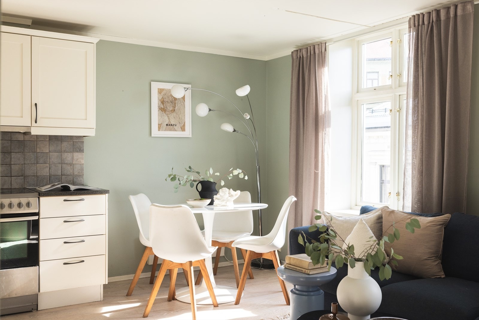 - I stuen er det plass til sofaseksjon med tilhørende møblement og spisebord - Galleribilde