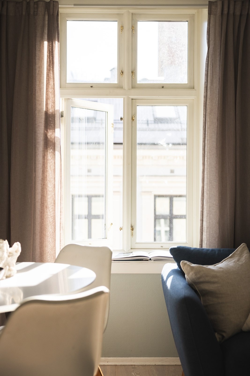 - Store vindusflater som gir rikelig med luft og lys - Galleribilde