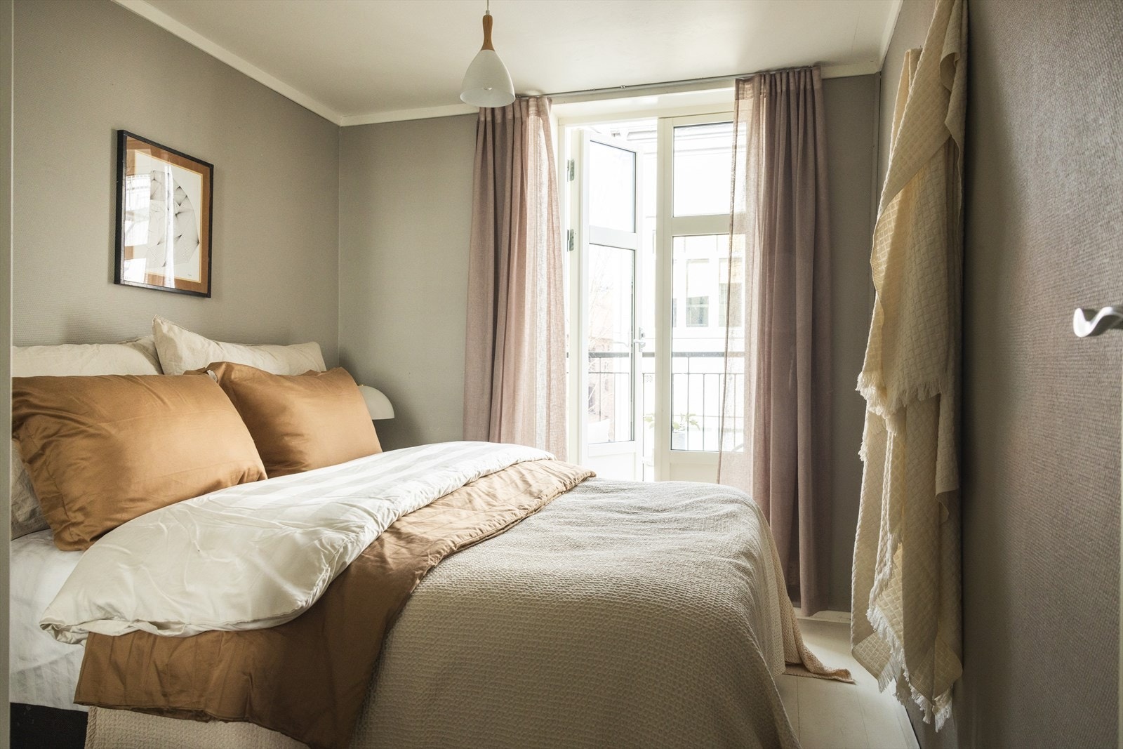 - Romslig hovedsoverom med god plass til dobbeltseng med tilhørende nattbord - Galleribilde