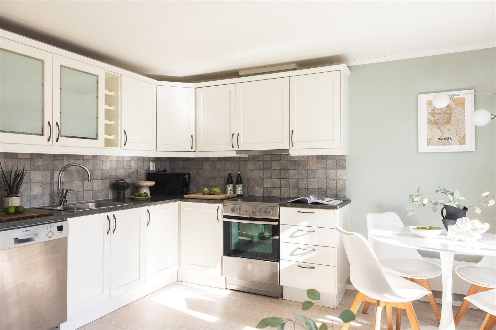 - Kjøkkeninnredning med profilerte fronter og laminat benkeplate med nedfelt vaskekum - Galleribilde