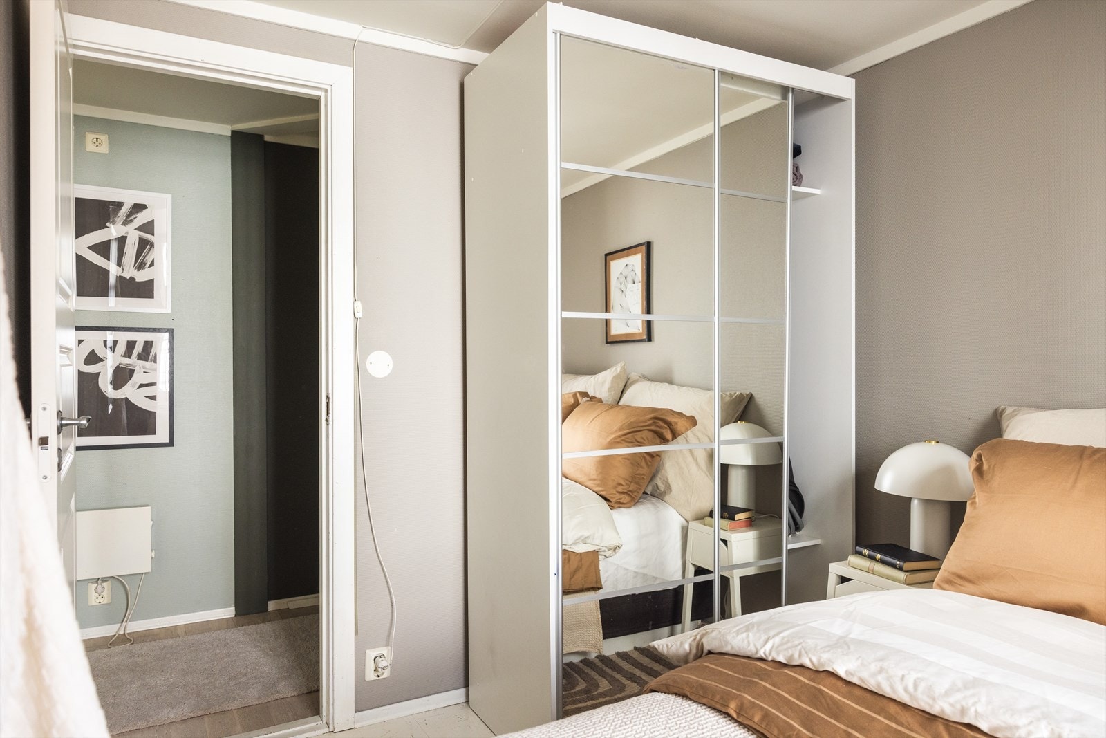 - Hovedsoverommet har godt med oppbevaringsplass i garderobeløsning - Galleribilde