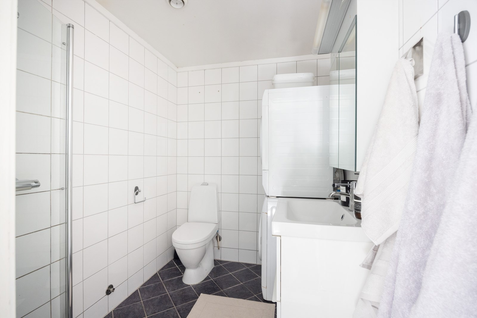 - Flislagt baderom med varme i gulvet og opplegg for vaskemaskin - Galleribilde