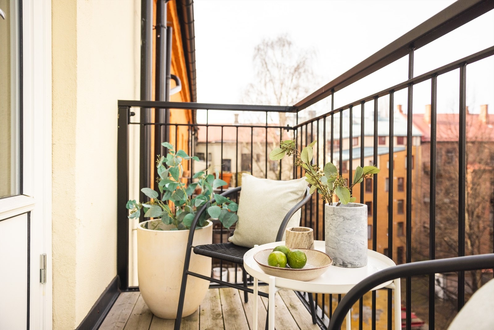 - Balkongen vender mot rolig bakgård - Galleribilde