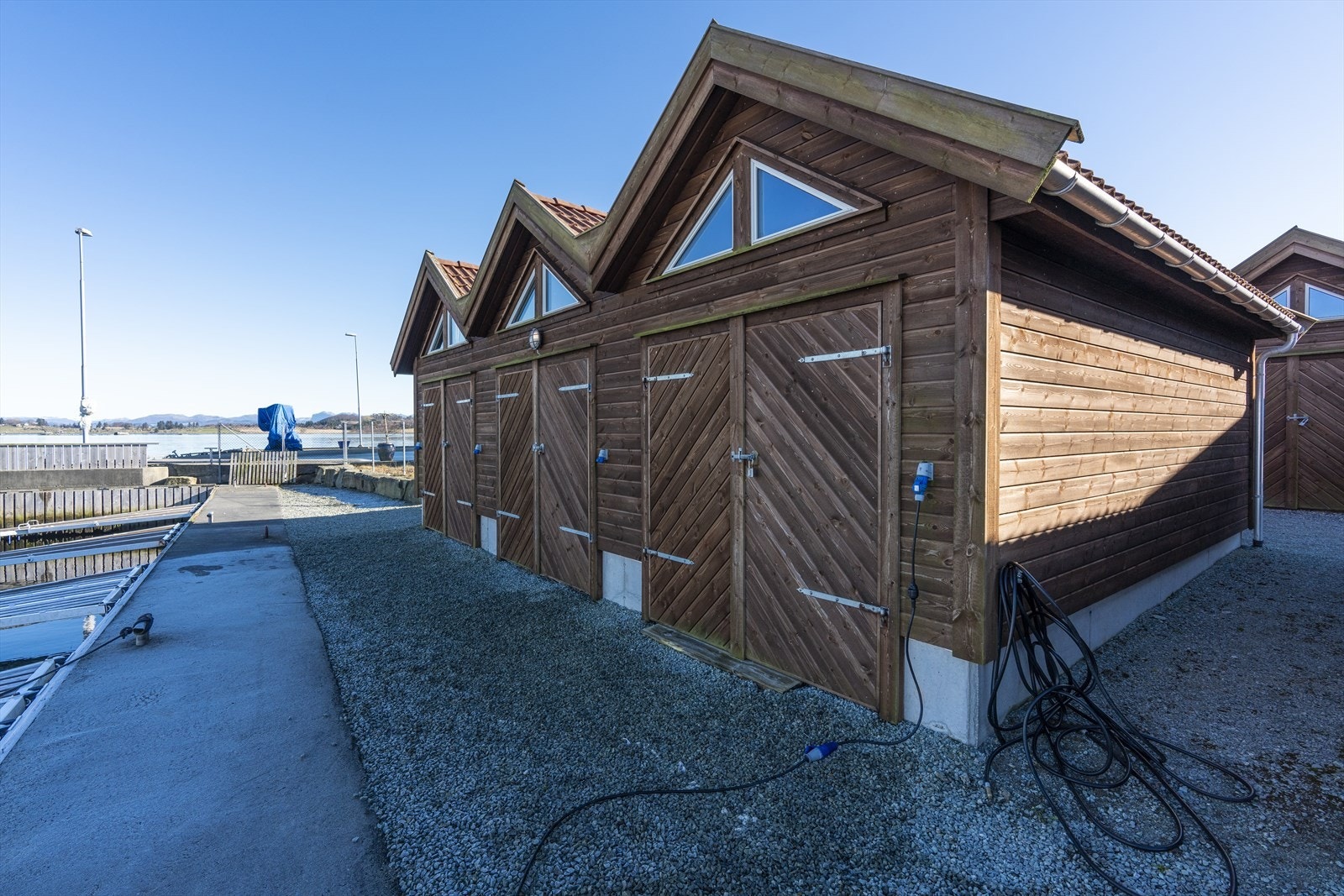 Fasade av naustene på området. Galleribilde