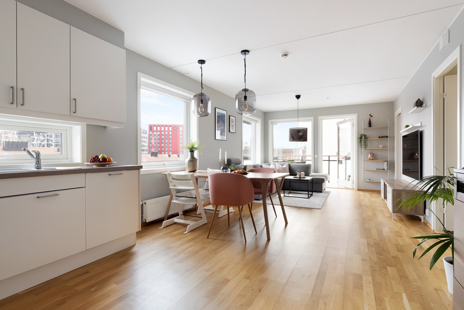 Det er også naturlig plass til spisebord mellom stue- og kjøkkensone. Galleribilde