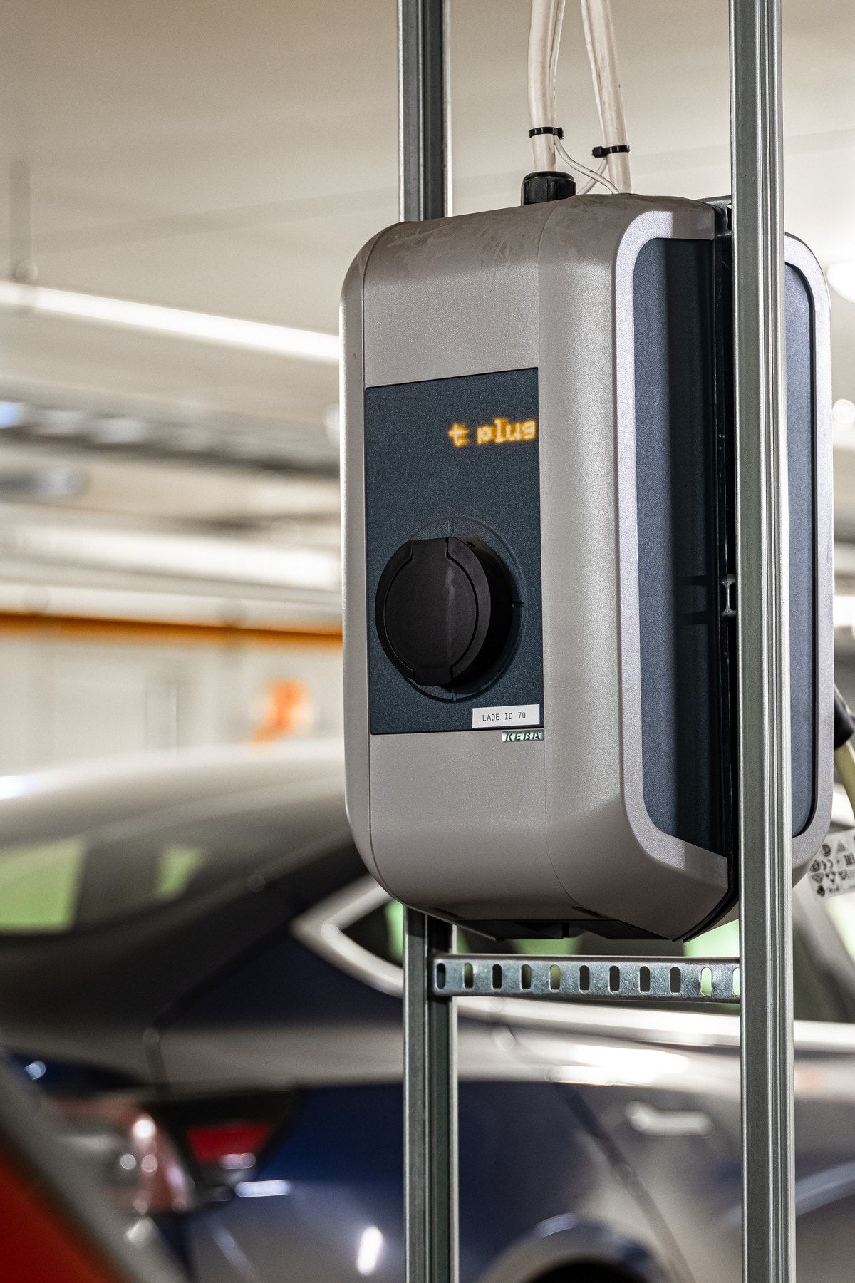 Det er montert lader ved garasjeplassen. Galleribilde