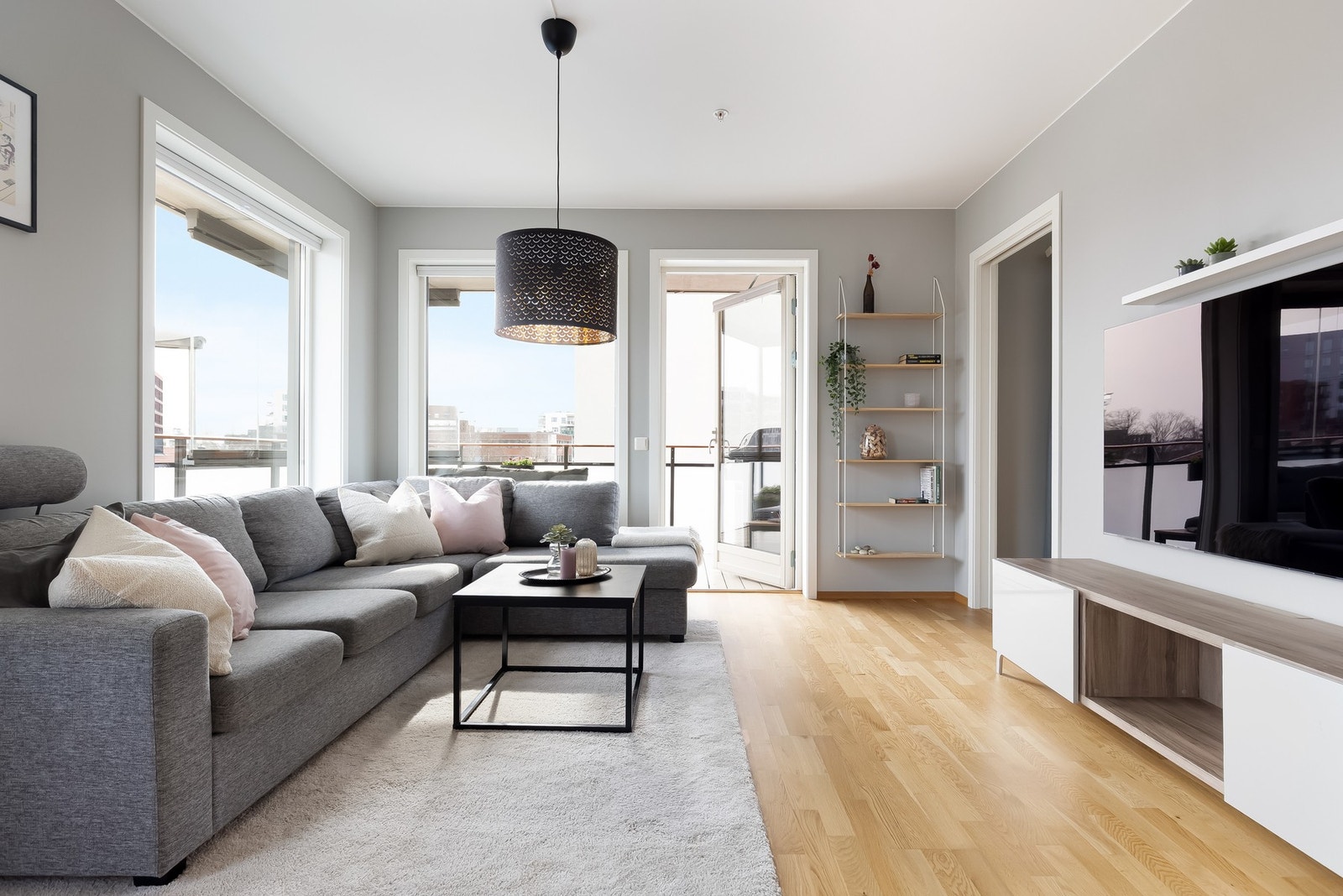 Kjøkken og stue ligger i åpen løsning som gir et sosialt allrom. Galleribilde