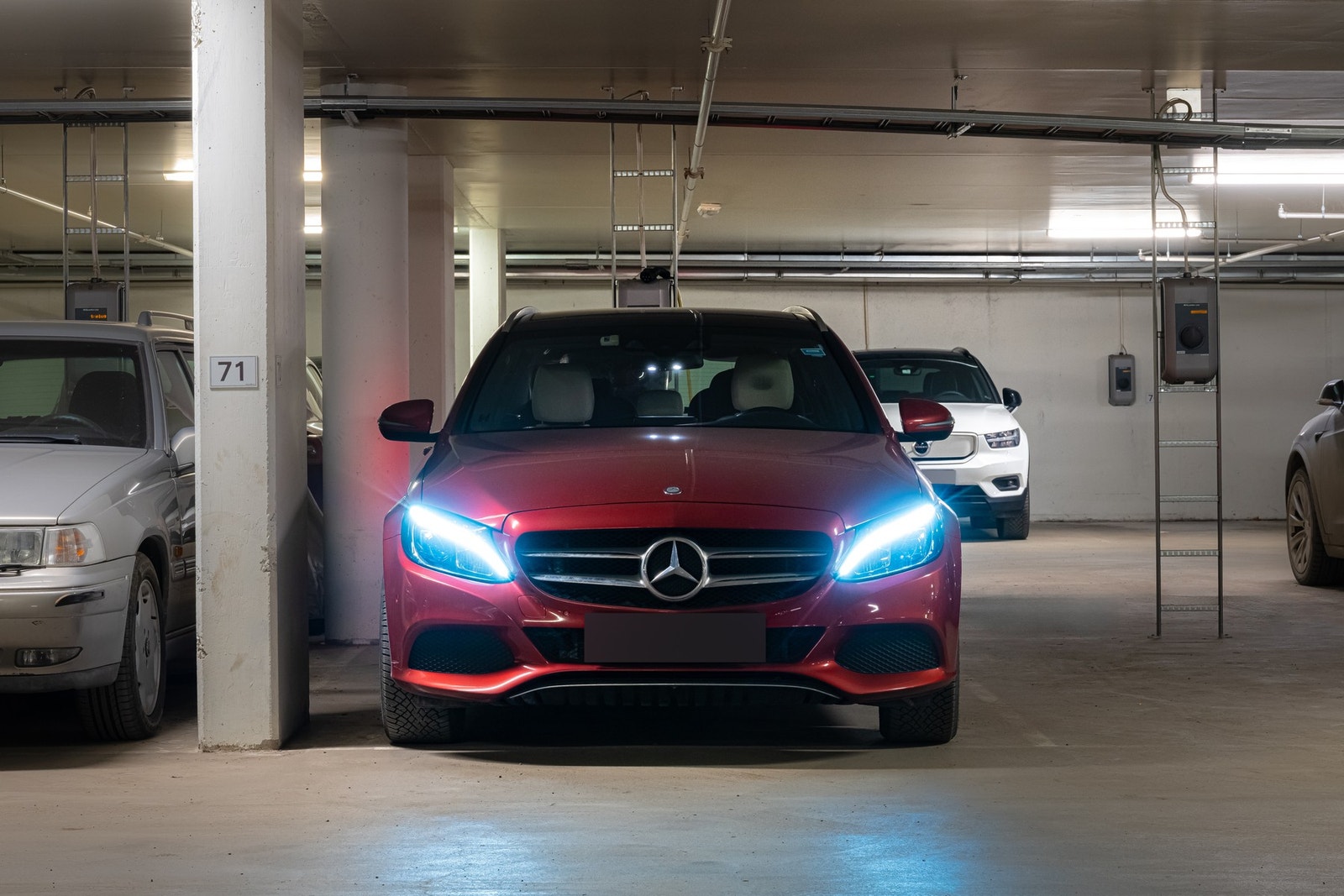 Boligen har bruksrett på en parkeringsplass merket nr. 70. Galleribilde