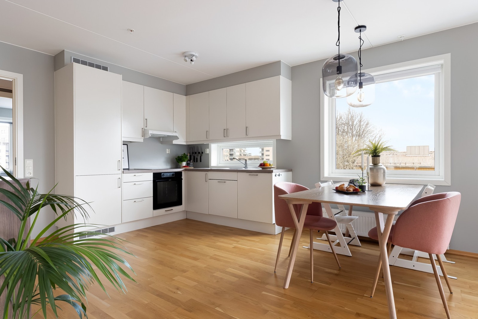 Sigdal-kjøkkenet er godt utnyttet med mye skap- og benkeplass som gir rikelig boltreplass for hobbykokken. Galleribilde