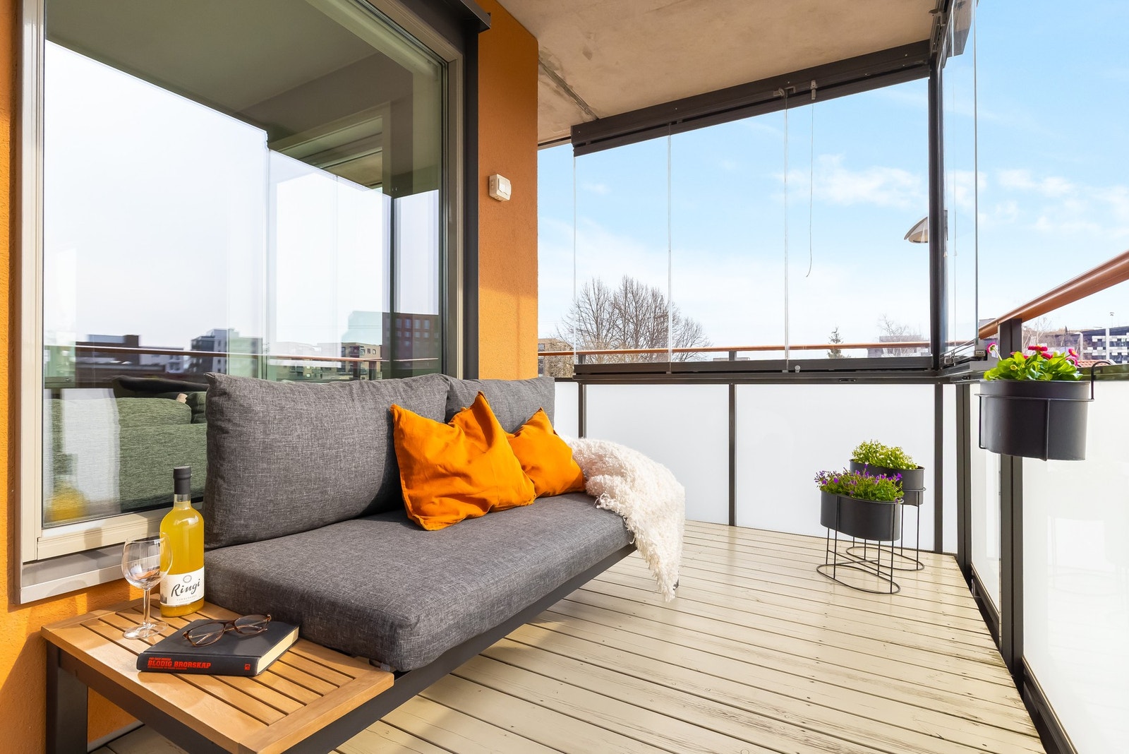 Dette er en flott og tiltalende 4-roms hjørneleilighet beliggende i 3.etasje med heisadkomst. Galleribilde