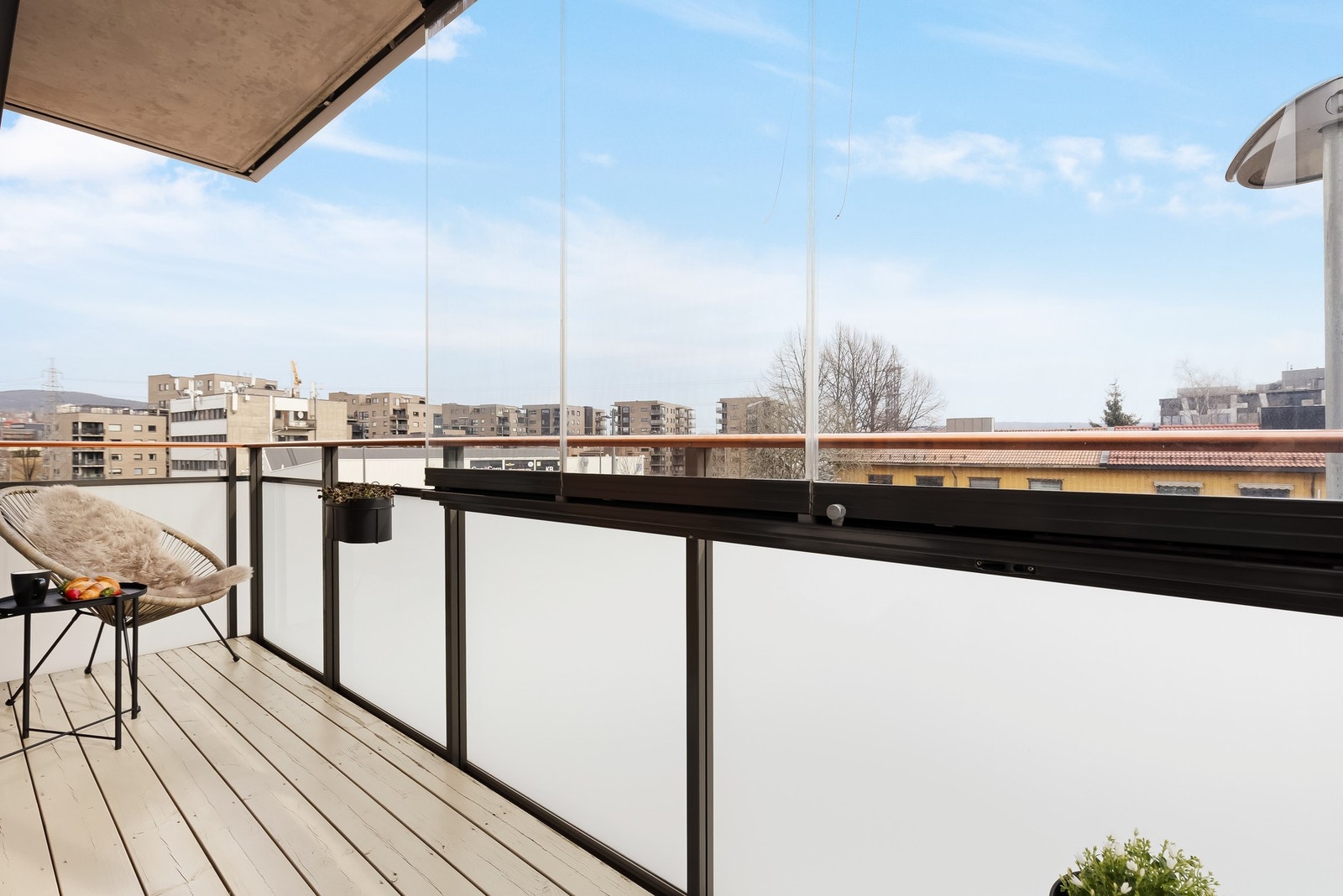 Her kan du nyte varme sommerdager i solveggen fra formiddag til kveld. Galleribilde