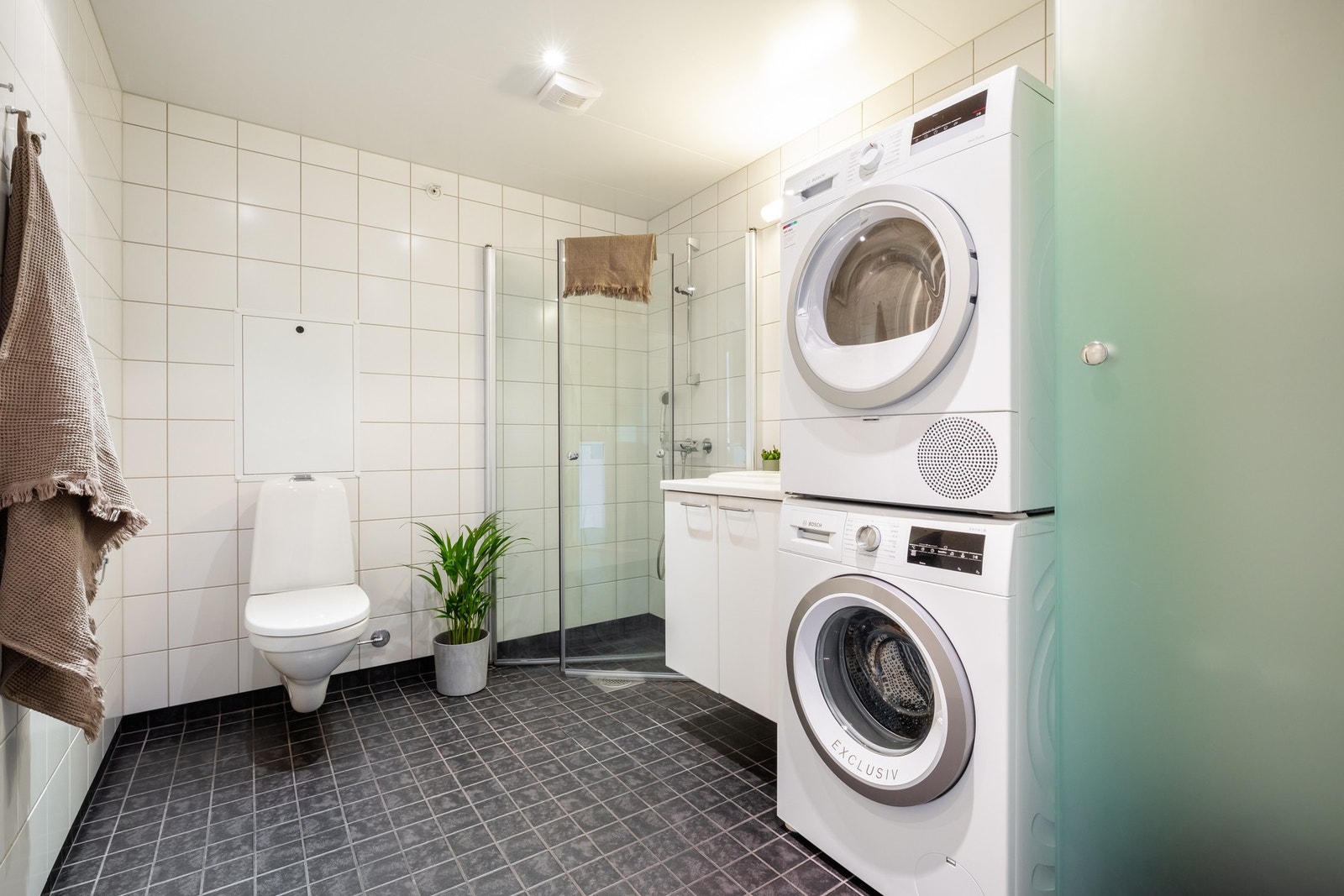 Lyst, flislagt baderom med varme i gulv. Galleribilde