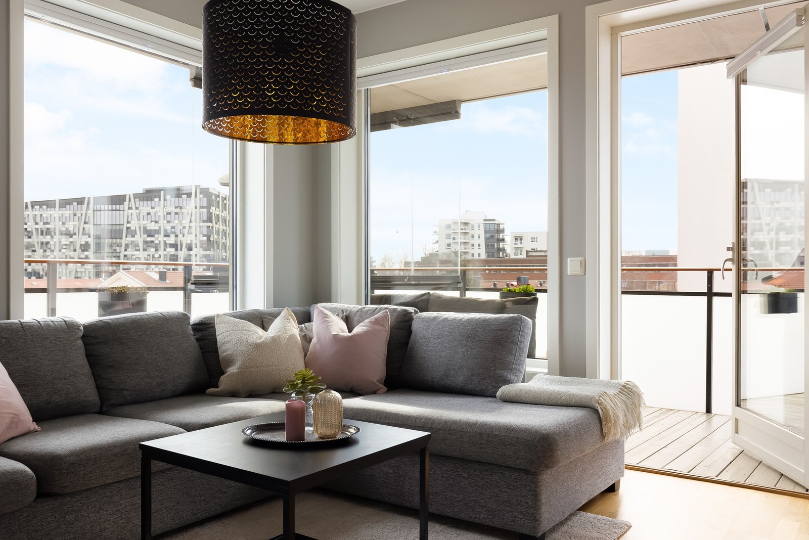 Balkongen blir som en ekstra stue på sommerhalvåret. Galleribilde