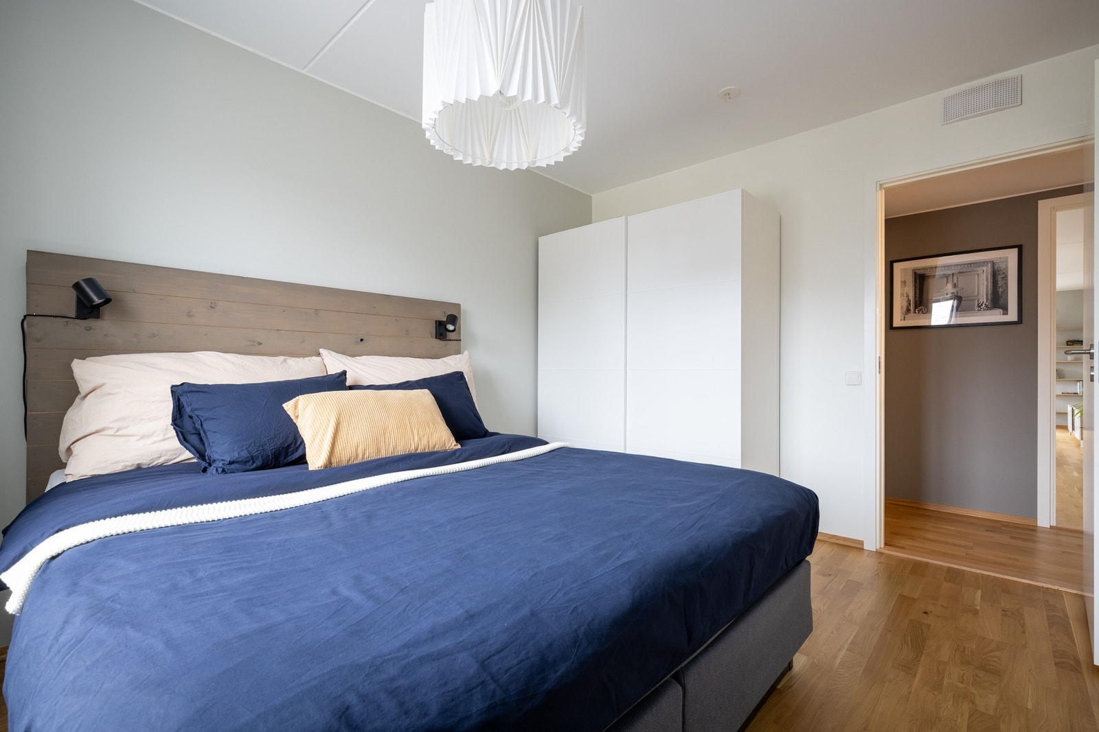 Det er garderobeskap på hovedsoverommet. Galleribilde