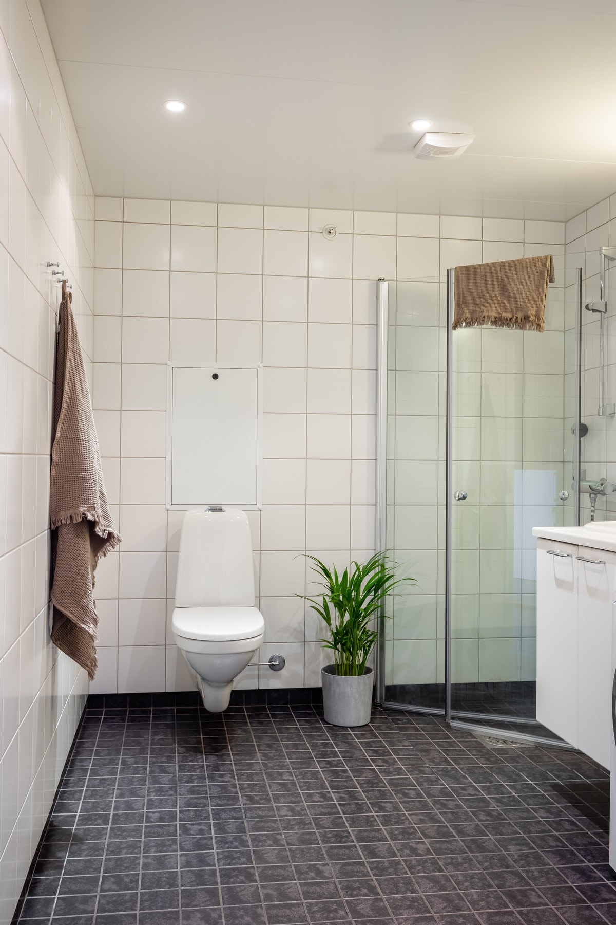 Badet er utstyrt med innredning med servant, vegghengt toalett og dusjnisje. Galleribilde