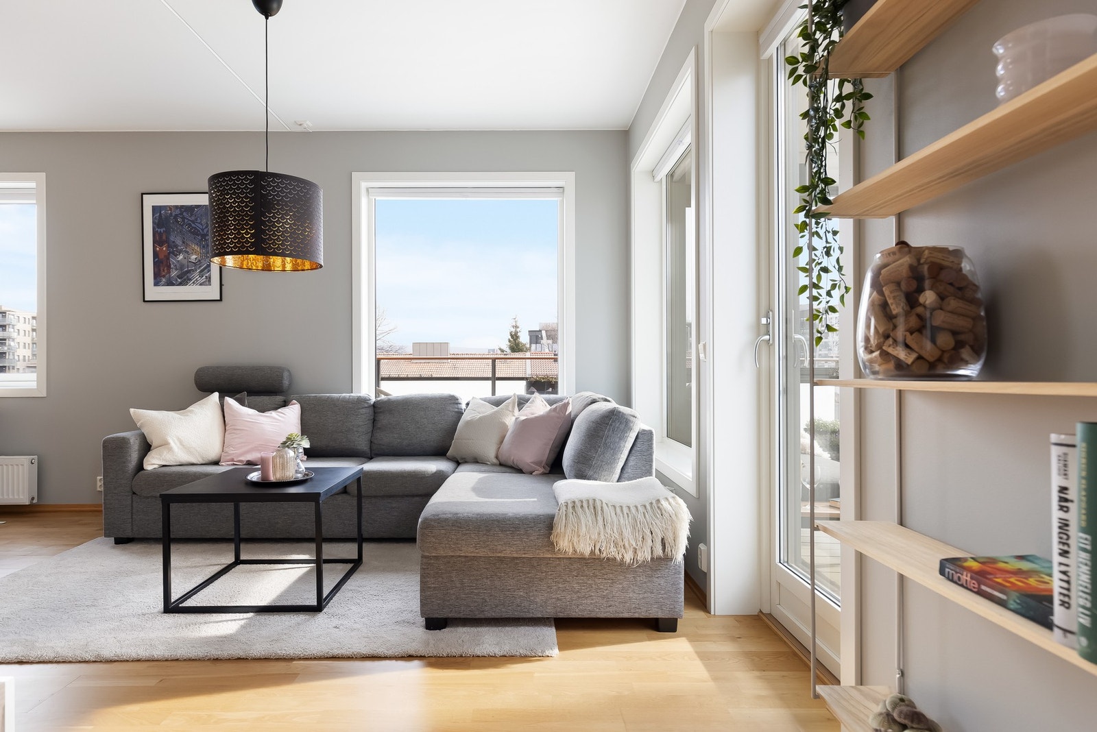 Store vindusflater med lys inn fra to sider. Galleribilde