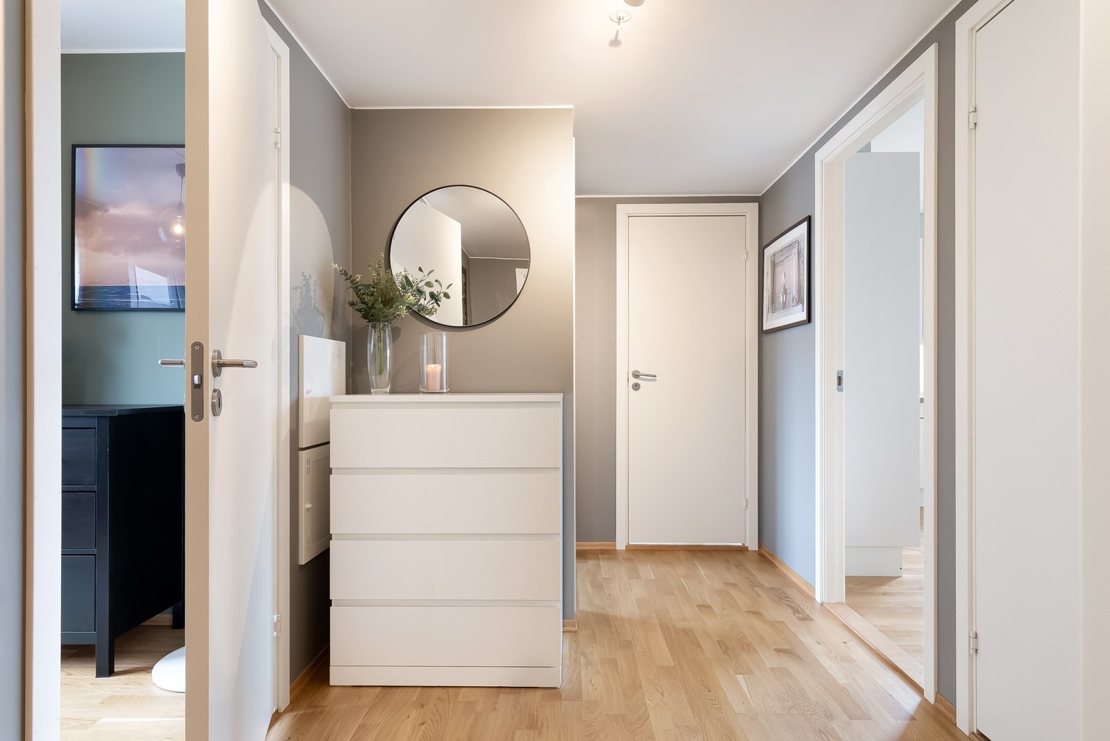 Entreen har plass for knaggrekker, speil og skoskap. Galleribilde