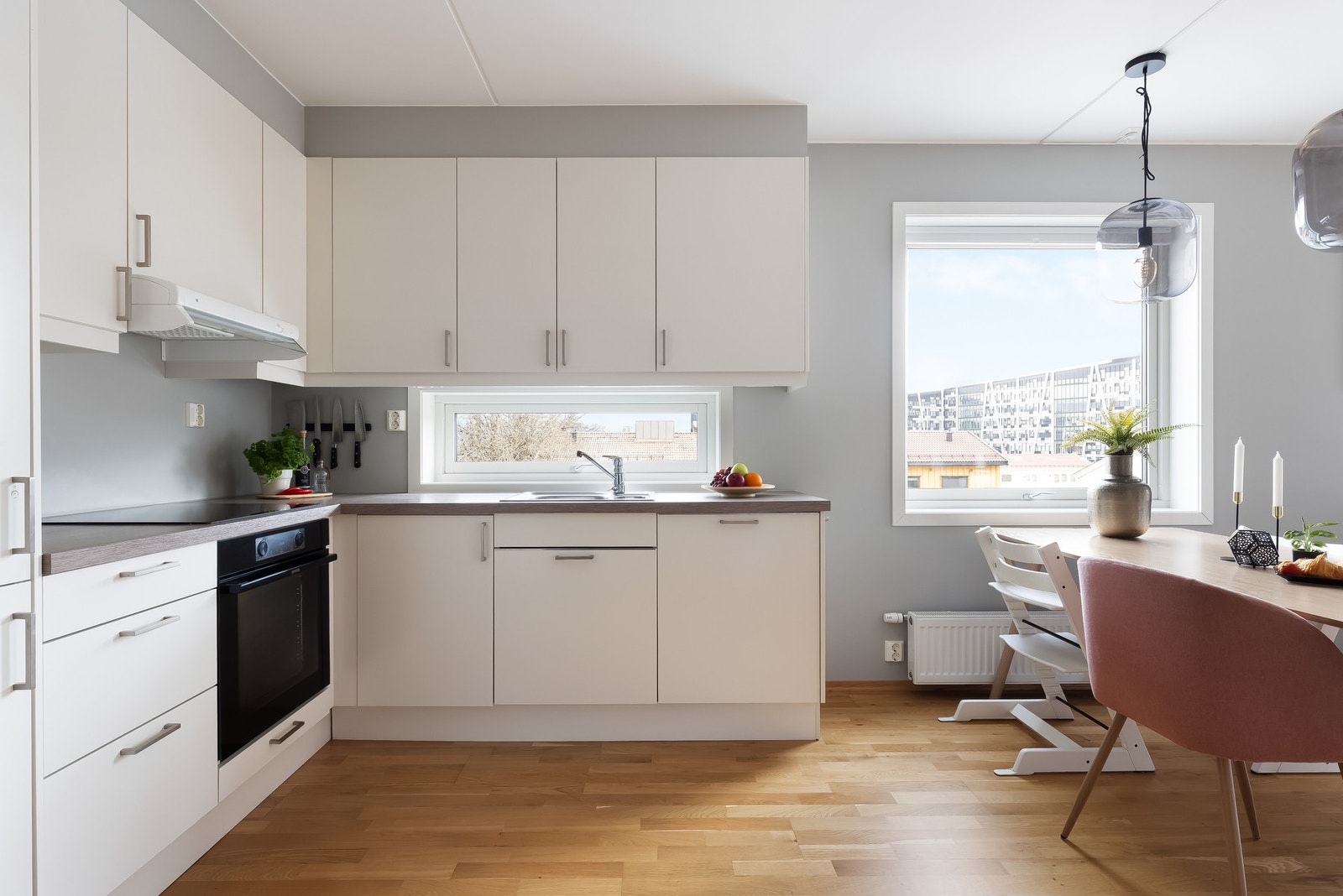 Av integrerte hvitevarer er det kjøl/fryseskap, oppvaskmaskin, platetopp og stekeovn - disse medfølger naturligvis ved salg. Galleribilde