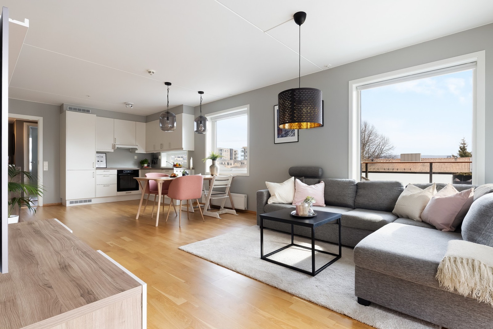 Leiligheten er holdt i lyse farger og har pent parkettgulv. Galleribilde