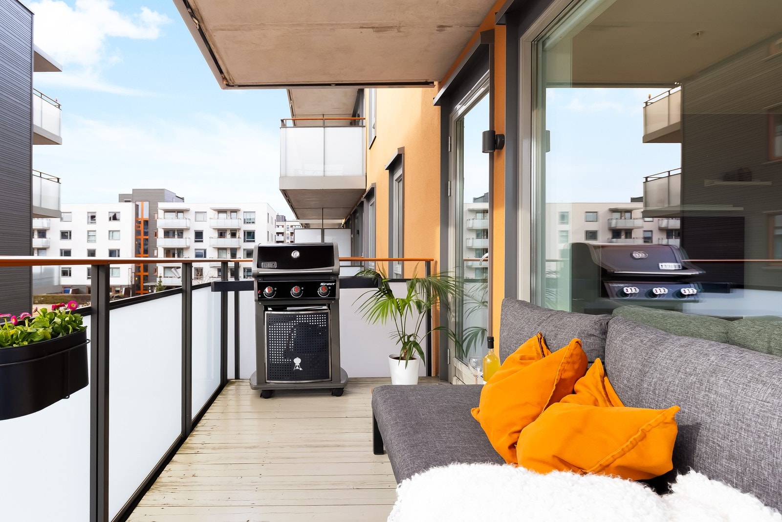 Det er god plass for sittegruppe, grill og beplantning. Sameiet tillater både elektrisk- og gassgrill. Galleribilde