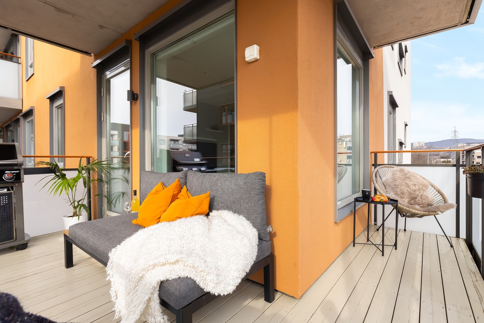 Leiligheten har en sydvestvendt balkong med utgang fra stue på ca. 10 kvm. Galleribilde