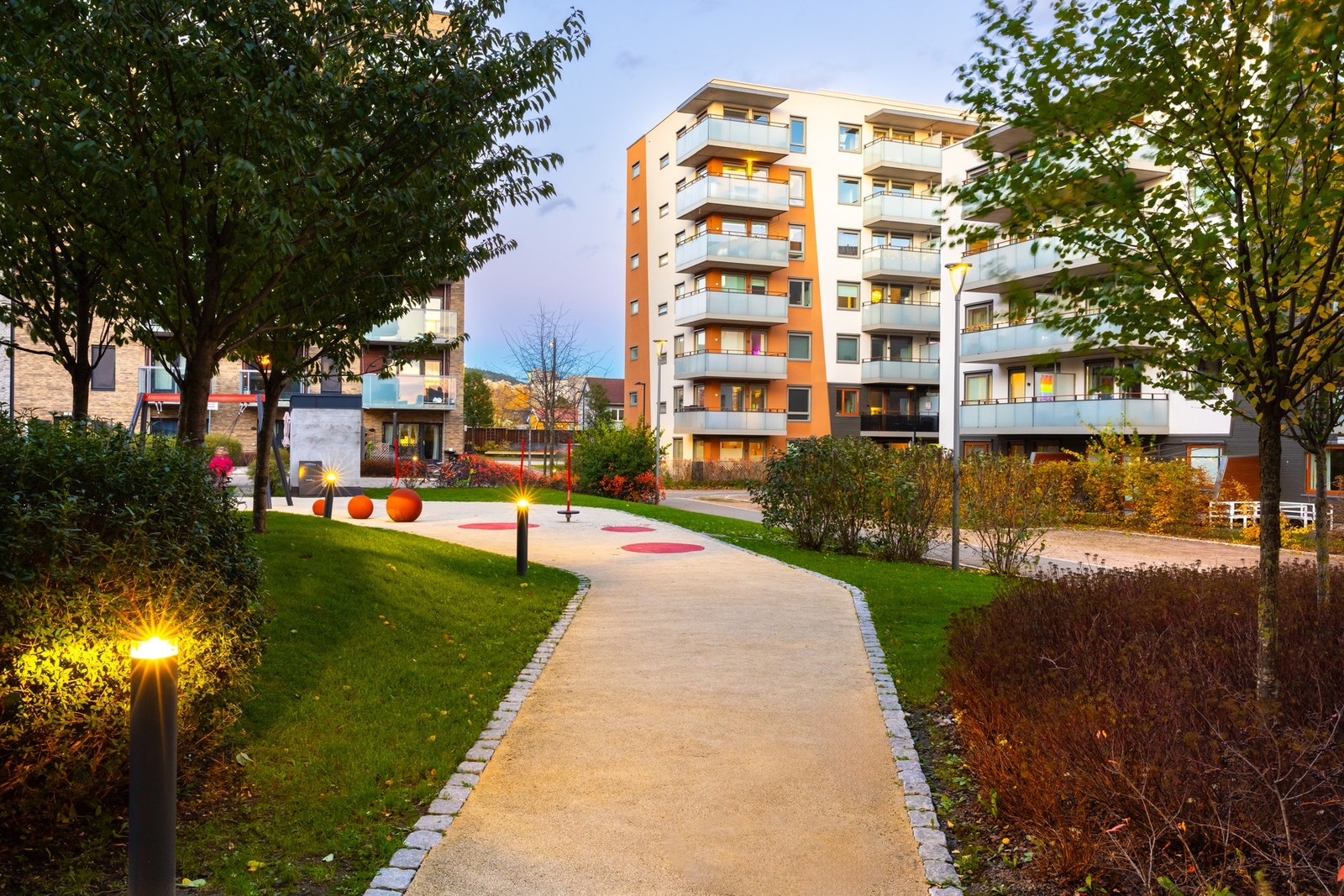 Dette er et svært barnevennlig og populært boområde med flere frodige gårdsrom i nærheten. Galleribilde