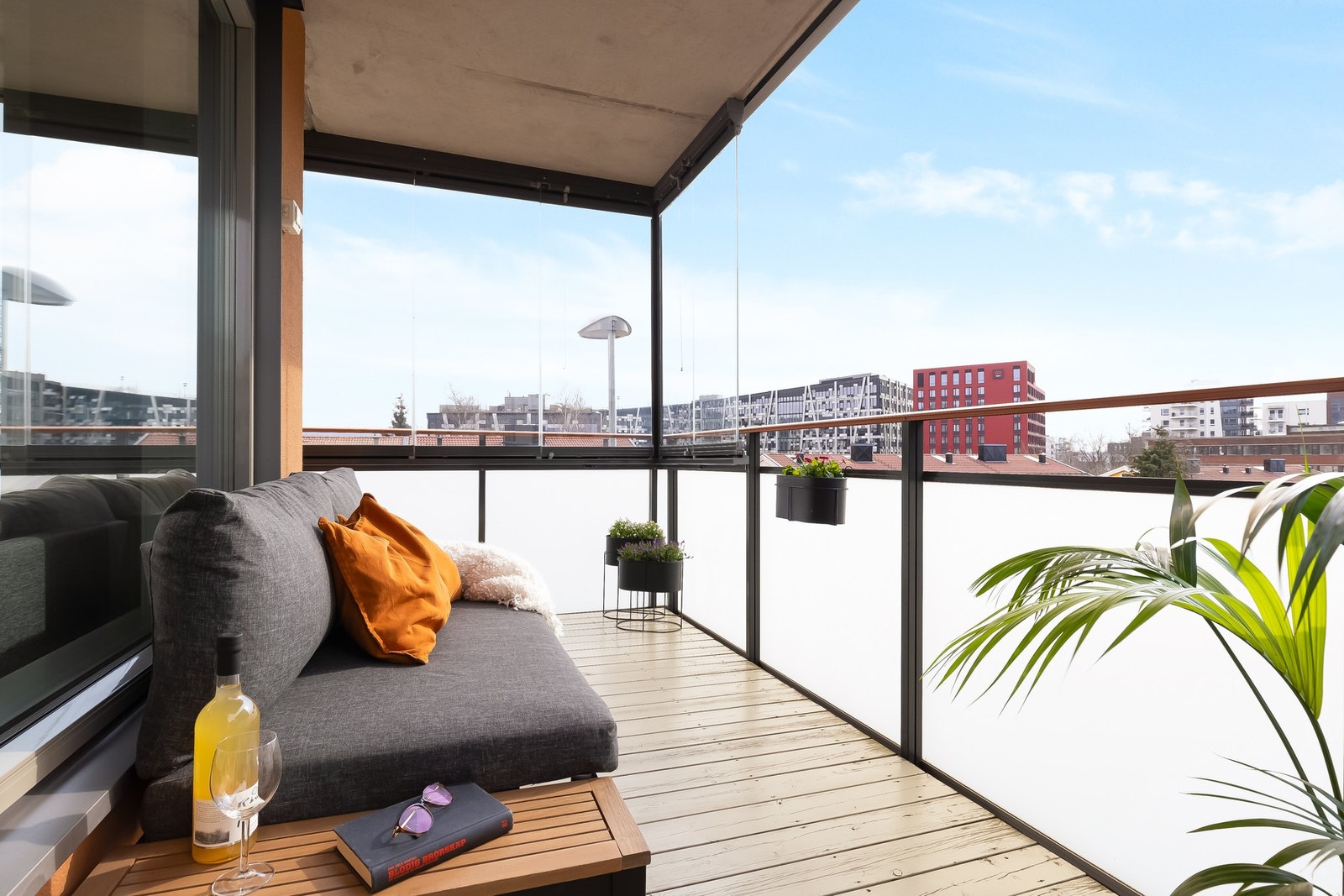 Daniel Berggren ved EIE Løren ønsker velkommen til Lørenvangen 42! Galleribilde