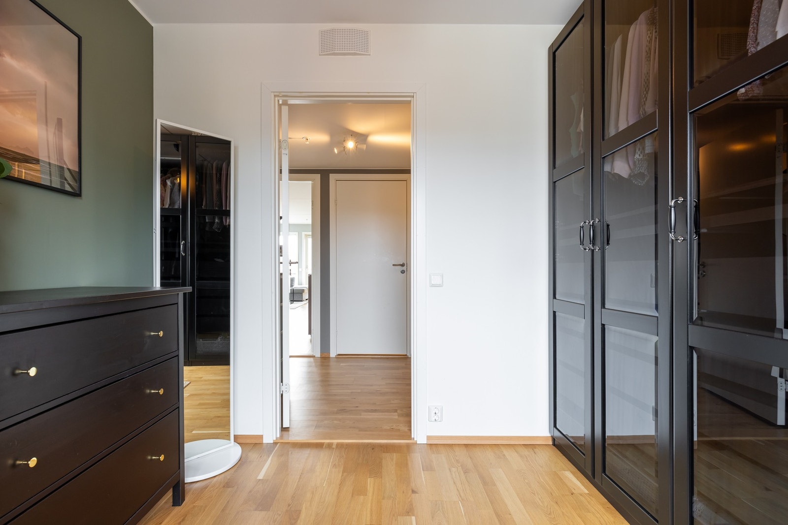 Alt av garderobeskap/ garderobeløsninger medfølger. Galleribilde