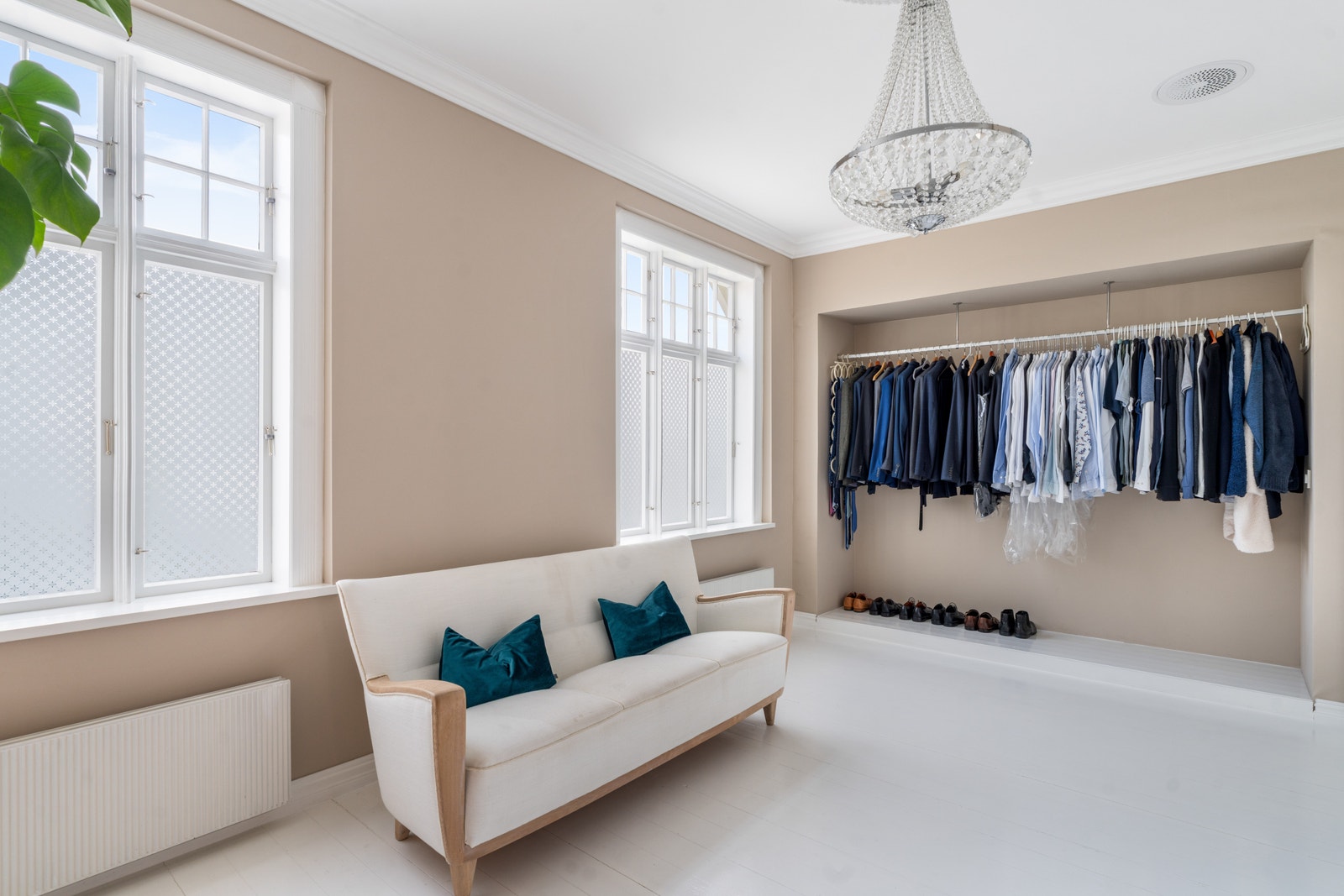 Omkledningsrom til hovedsoverom Galleribilde