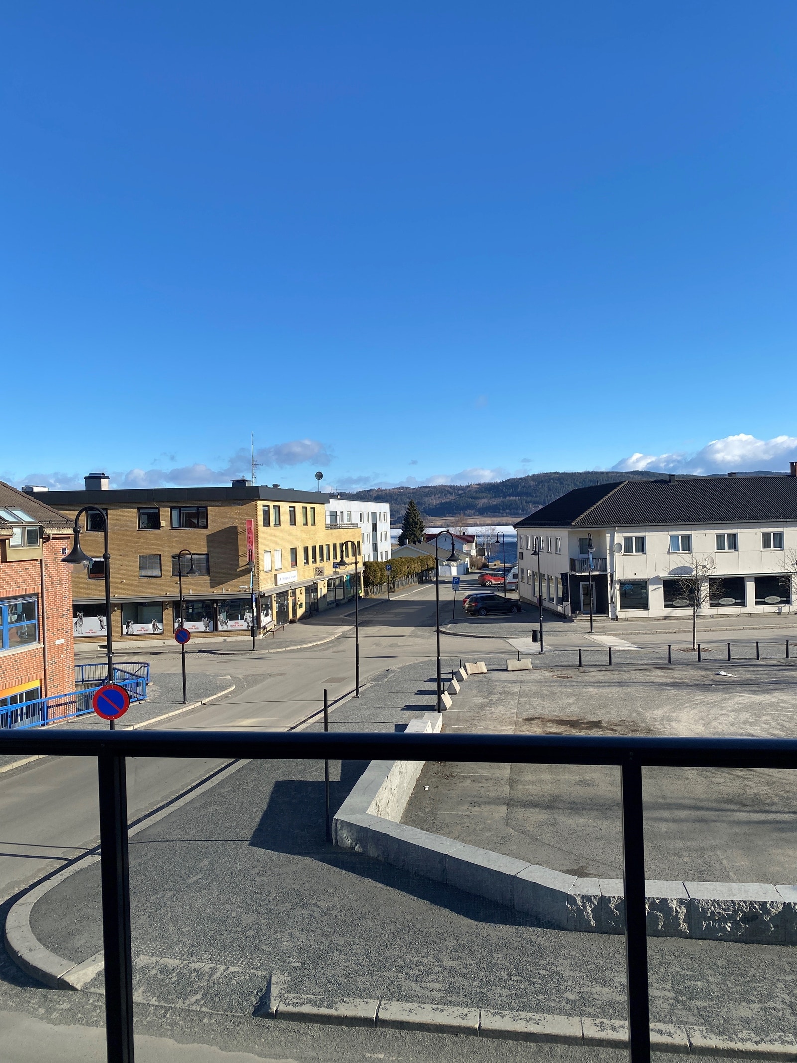 Utsikt over torget og deler av Randsfjorden fra balkongen Galleribilde