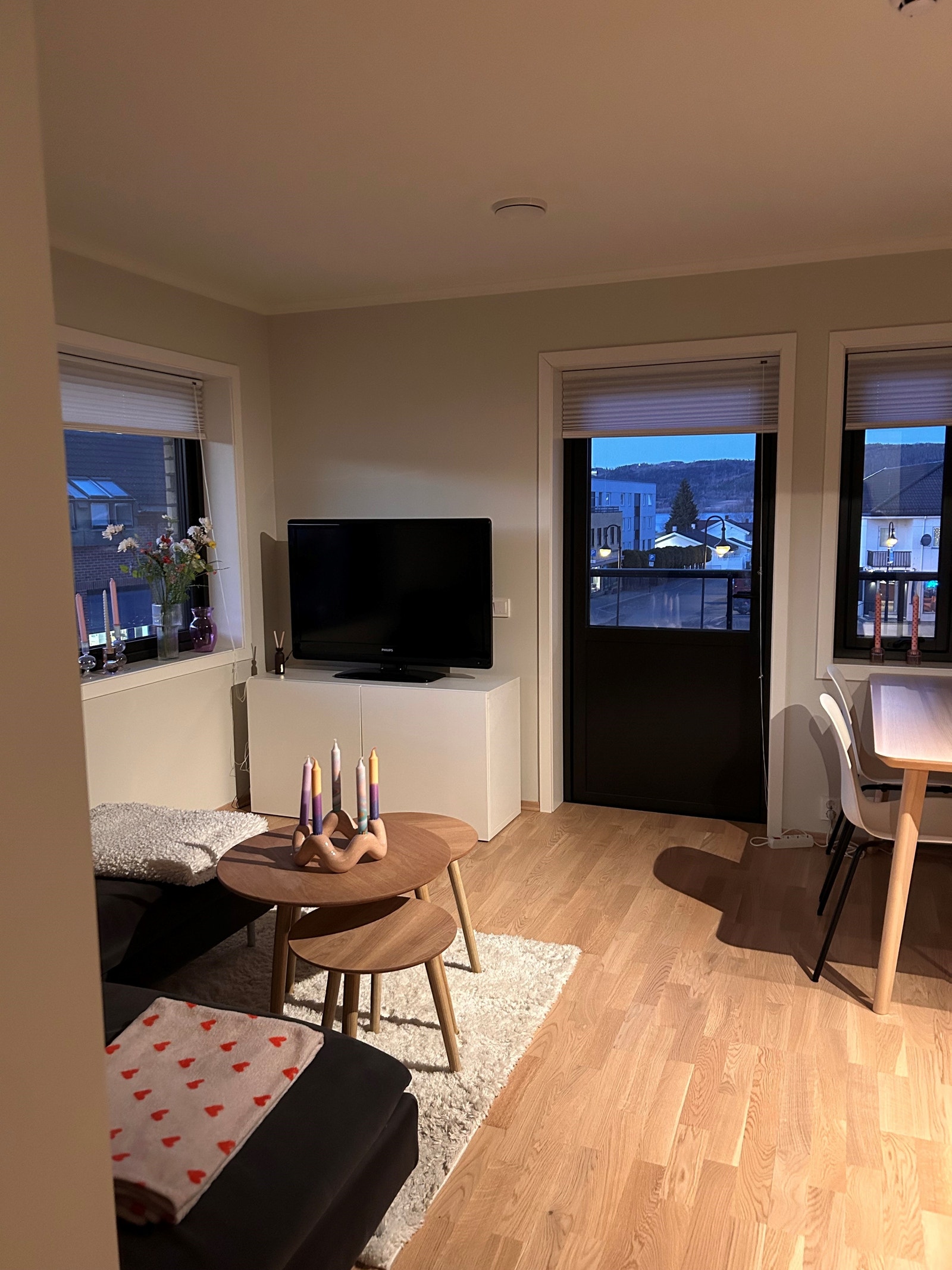 Stuen har gode lysforhold med dagslys fra flere vinkler Galleribilde