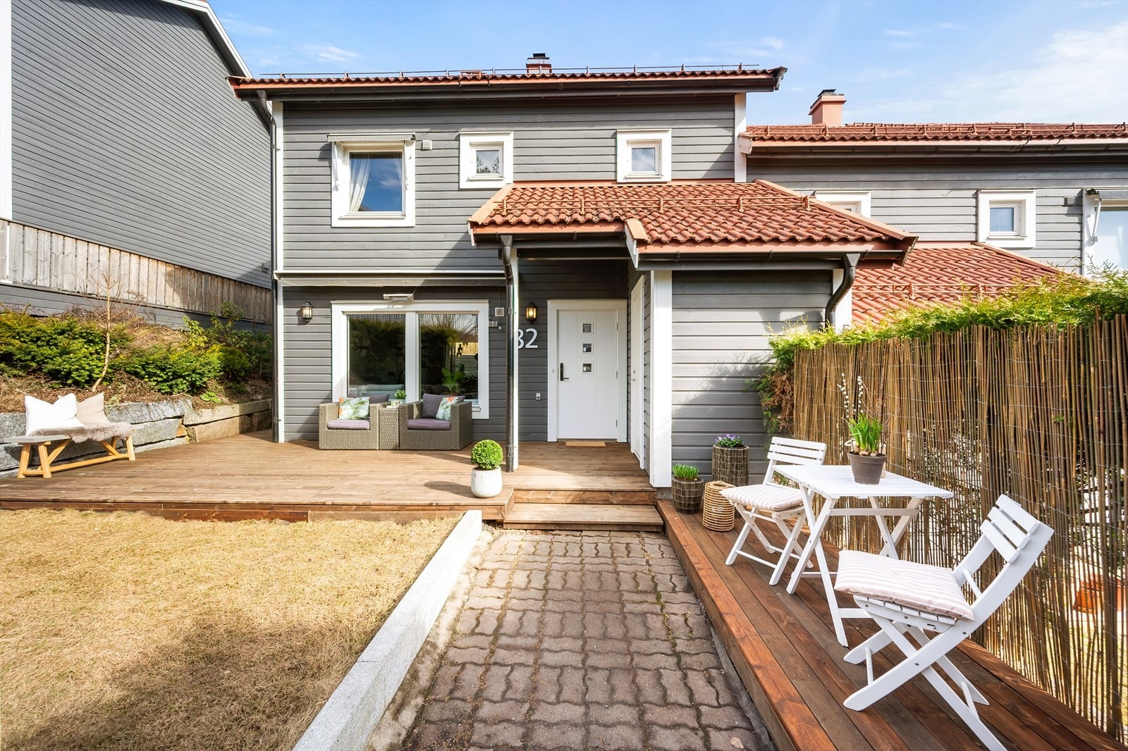 Boligen har en god intern beliggenhet med solrike uteplasser og hage med optimale solforhold. Galleribilde