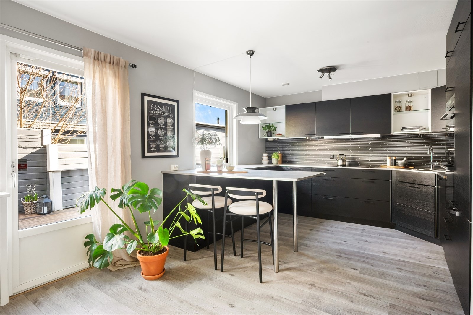 Fra stue/kjøkken er det utgang til terrasse på hele 62 m² som beveger seg rundt tre sider av huset. Galleribilde