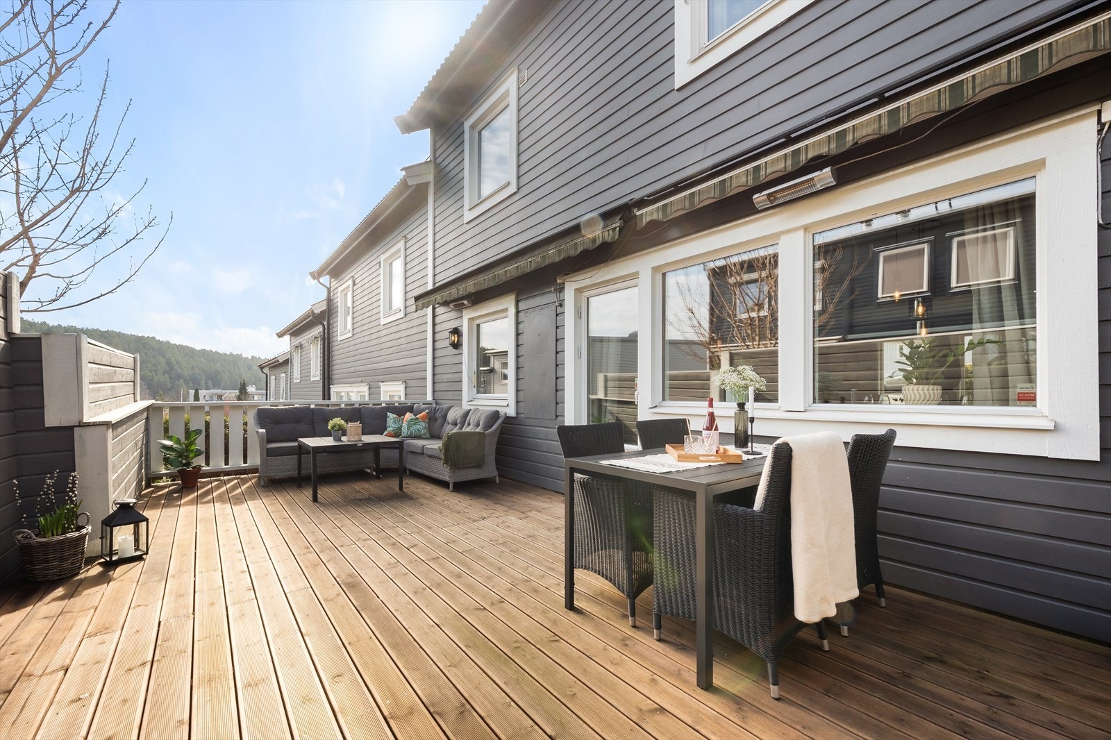 Stor terrasse med god plass til sittegrupper, grill m.m. Galleribilde