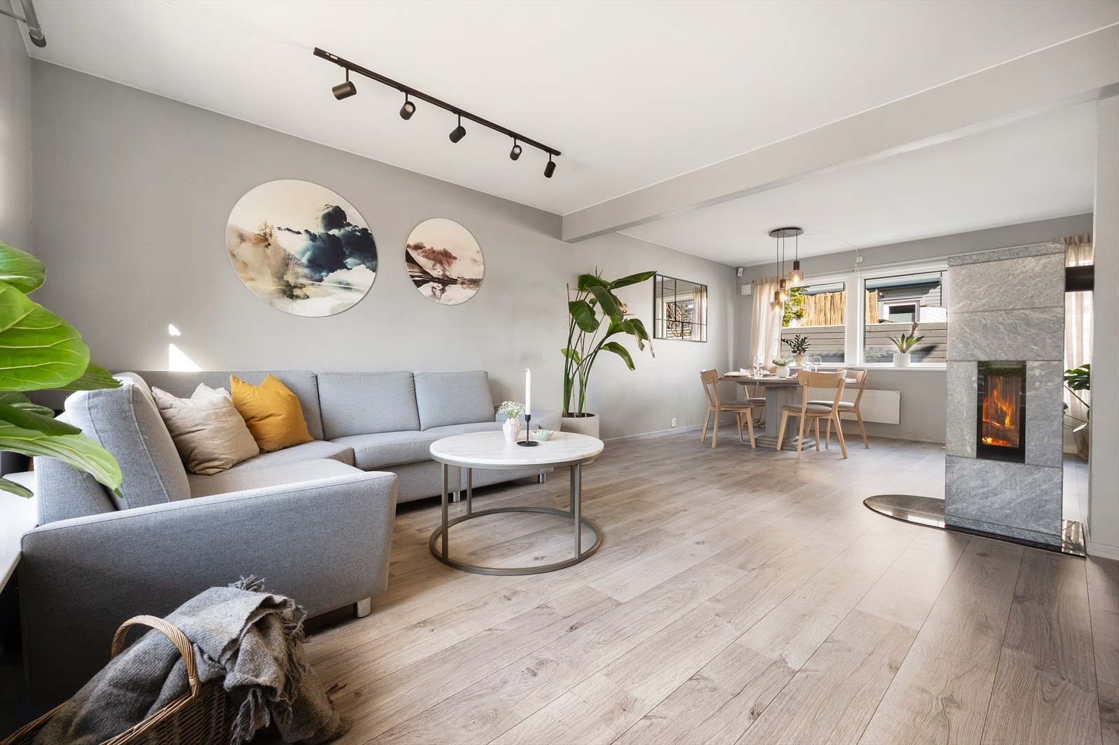 Lys og innbydende stue med god plass til flere sittegrupper og soner. Galleribilde