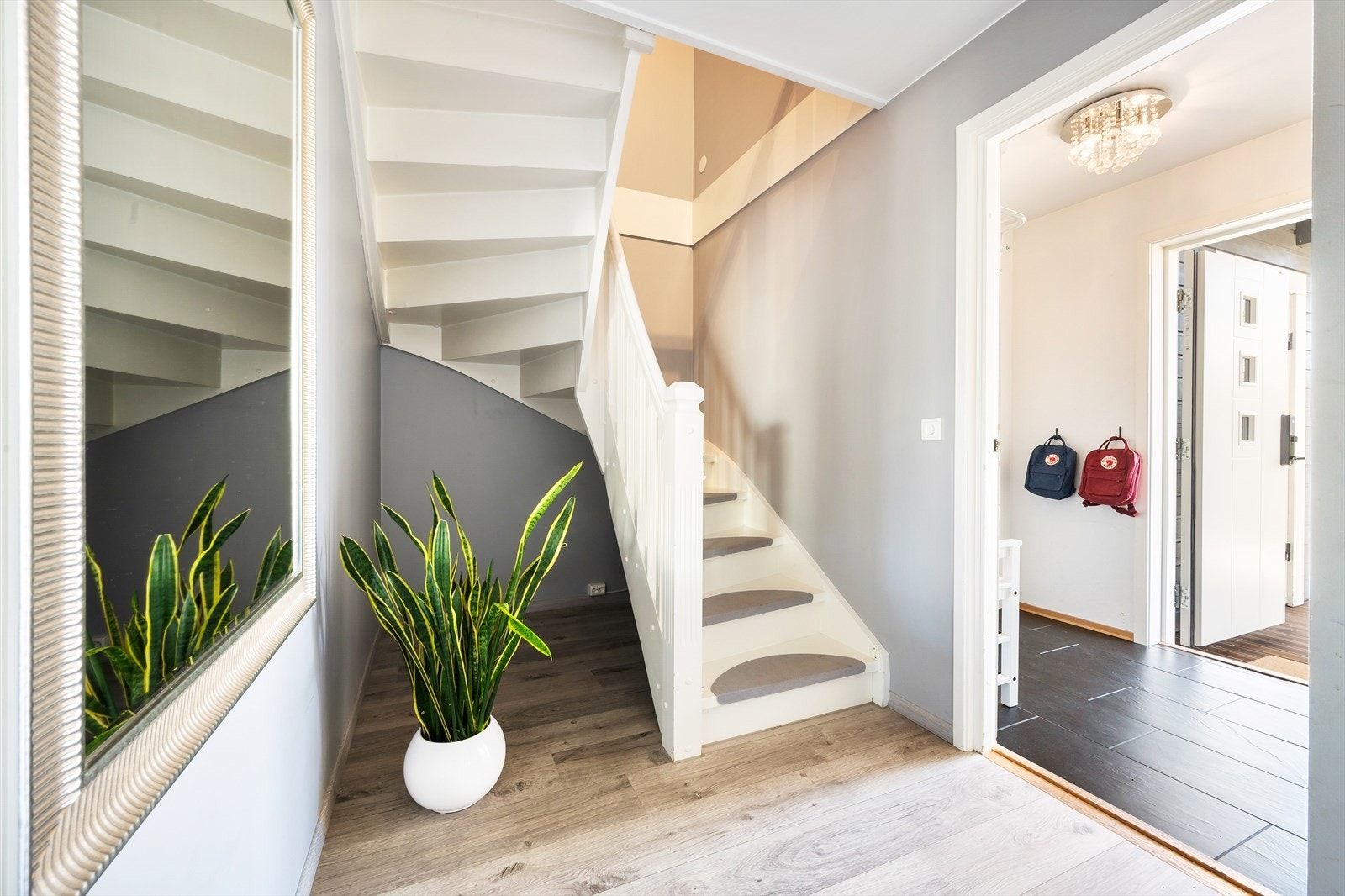 Trapp til 2. etasje tilknyttet entre. Galleribilde