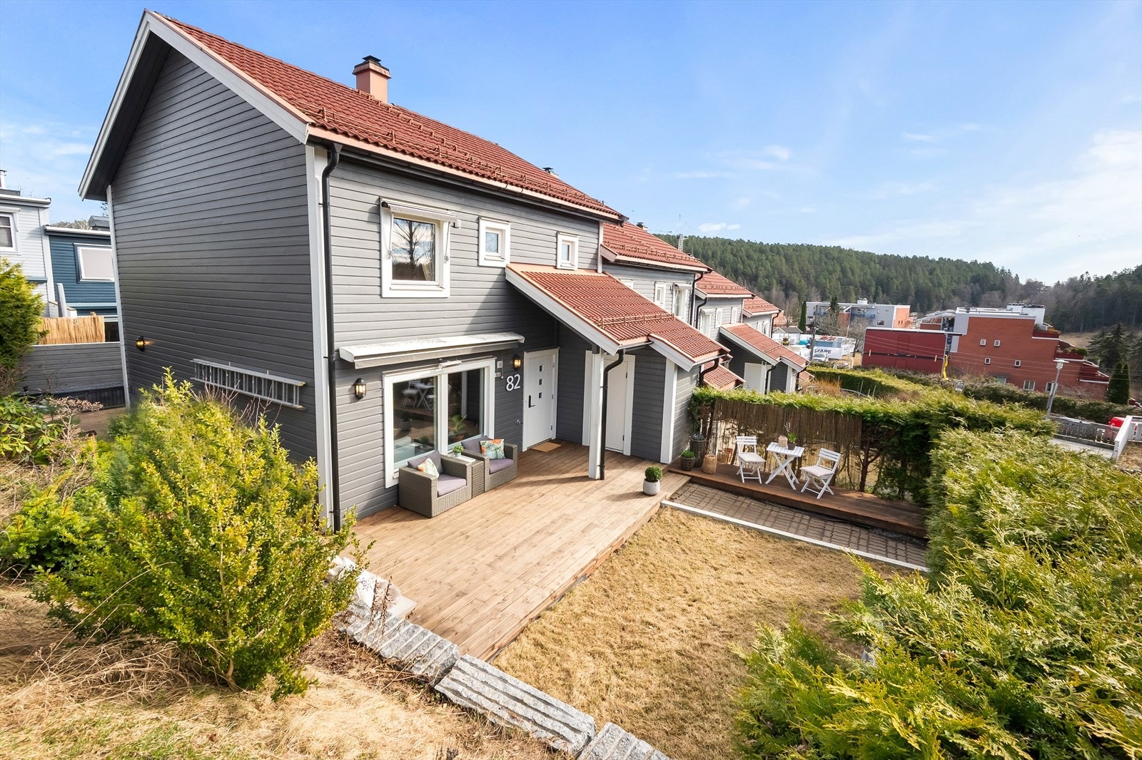Et sjarmerende enderekkehus over to plan i et veletablert område på Skullerud. Galleribilde