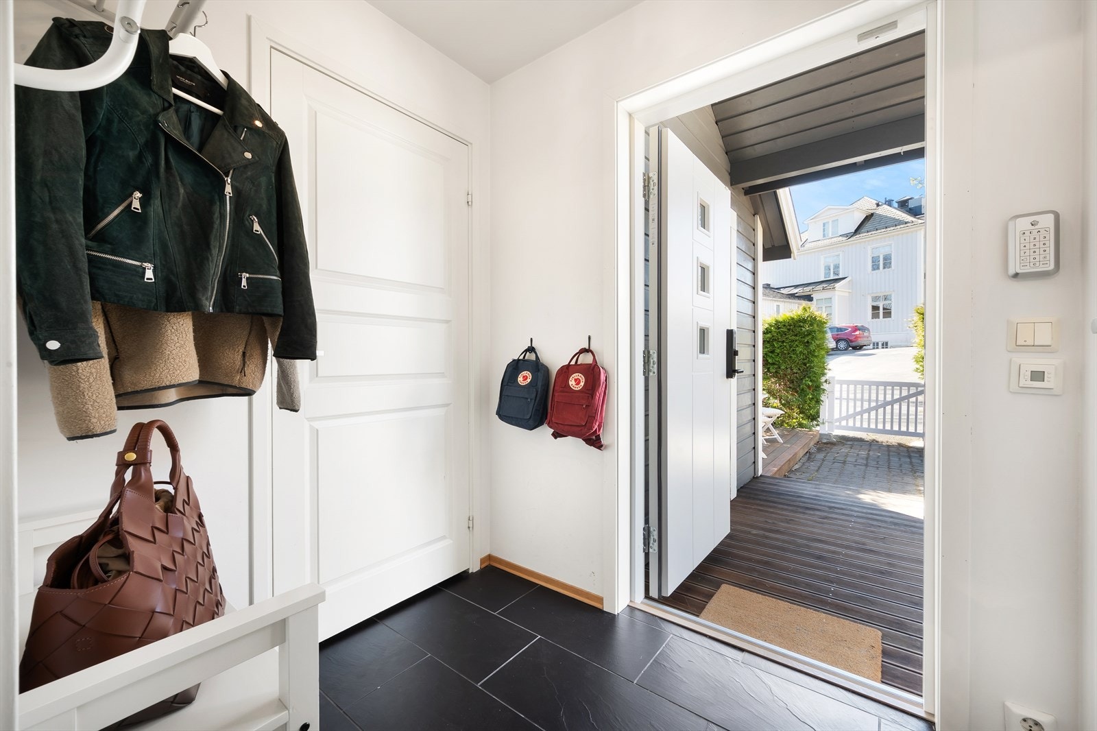 Entrè med varmekabler og plass til oppbevaring av sko og yttertøy. Galleribilde