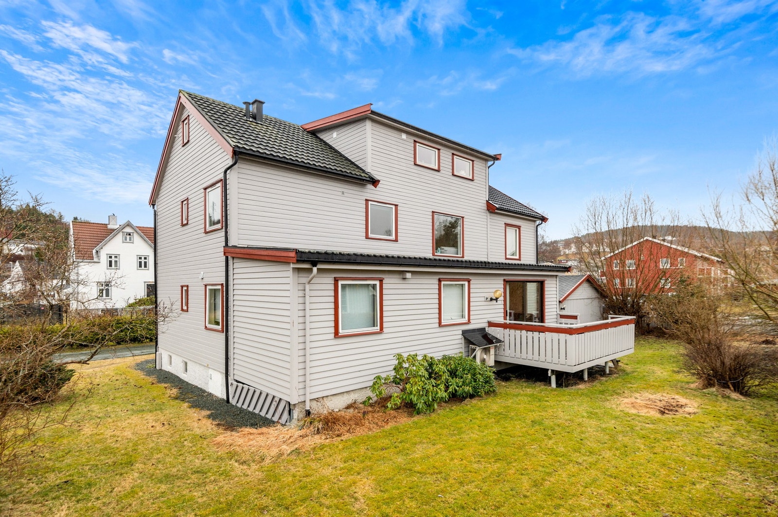 1 etasje og kjeller består av bl.a. 8 soverom, 2 bad og 2 kjøkken. 2 etasje og loft består av 7 soverom 2 bad og 2 kjøkken. Galleribilde