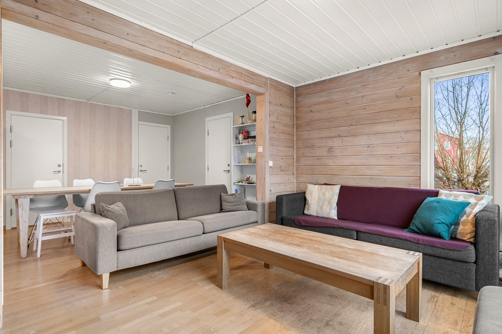 Boligen leies ut i sin helhet i dag, og har fine oppholdsareal. Galleribilde