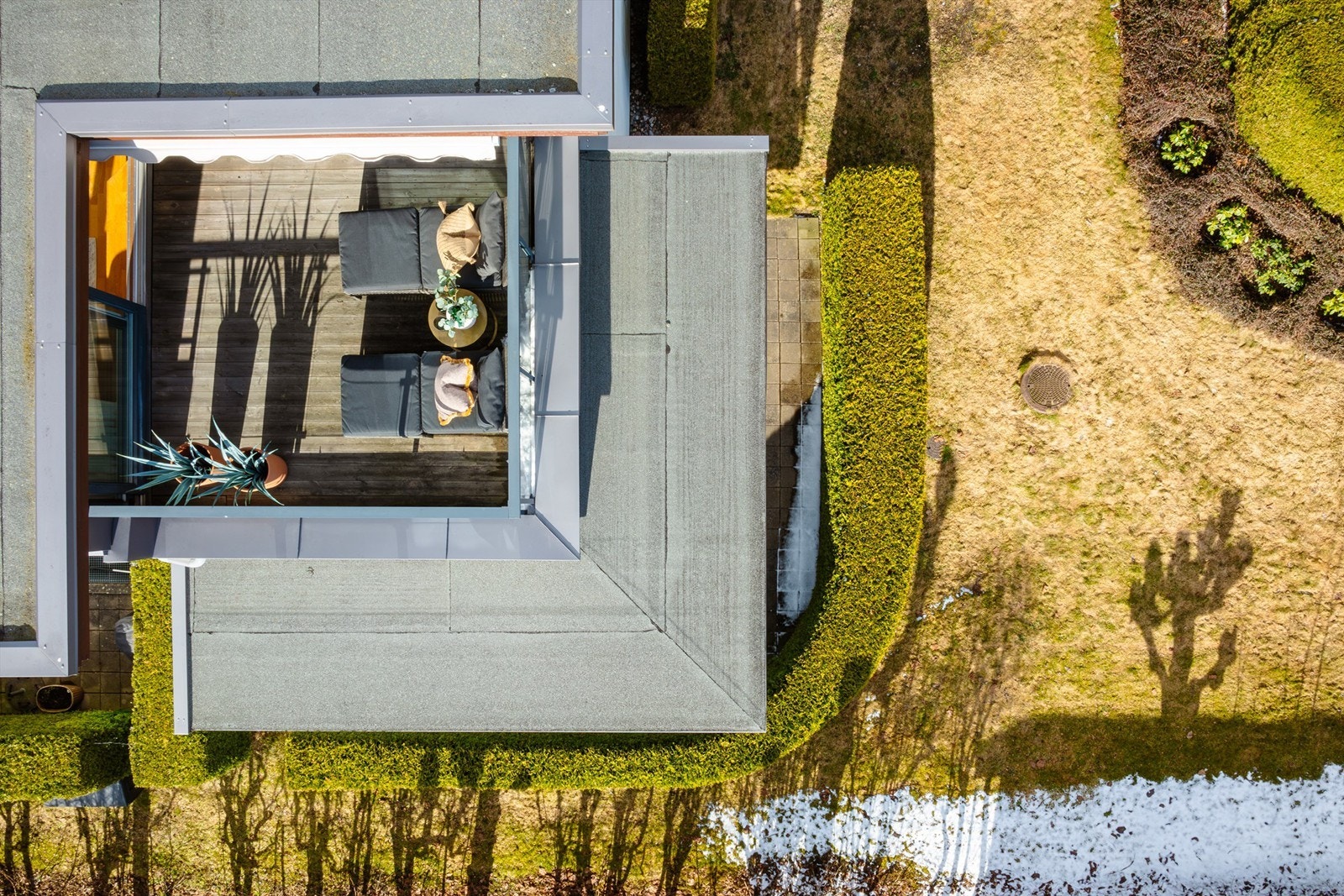 Terrasse med adkomst fra spisestue og soverom. Galleribilde